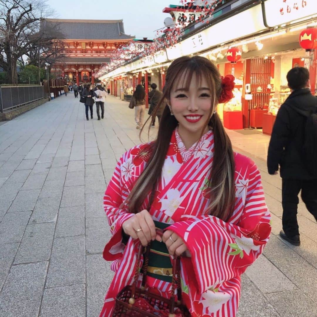 雛姫愛さんのインスタグラム写真 - (雛姫愛Instagram)「2021年🎍 あけましておめでとうございます⛩  2021年が皆様にとっても私にとっても 素敵な年になりますように💓  本年もよろしくお願いします☻  今年の目標はお仕事頑張ることと 痩せることと SNS更新をマメにすることです🥺💓(毎年言ってる)  #浅草 #着物 #遅めの初詣」1月11日 12時01分 - mana_hinaki