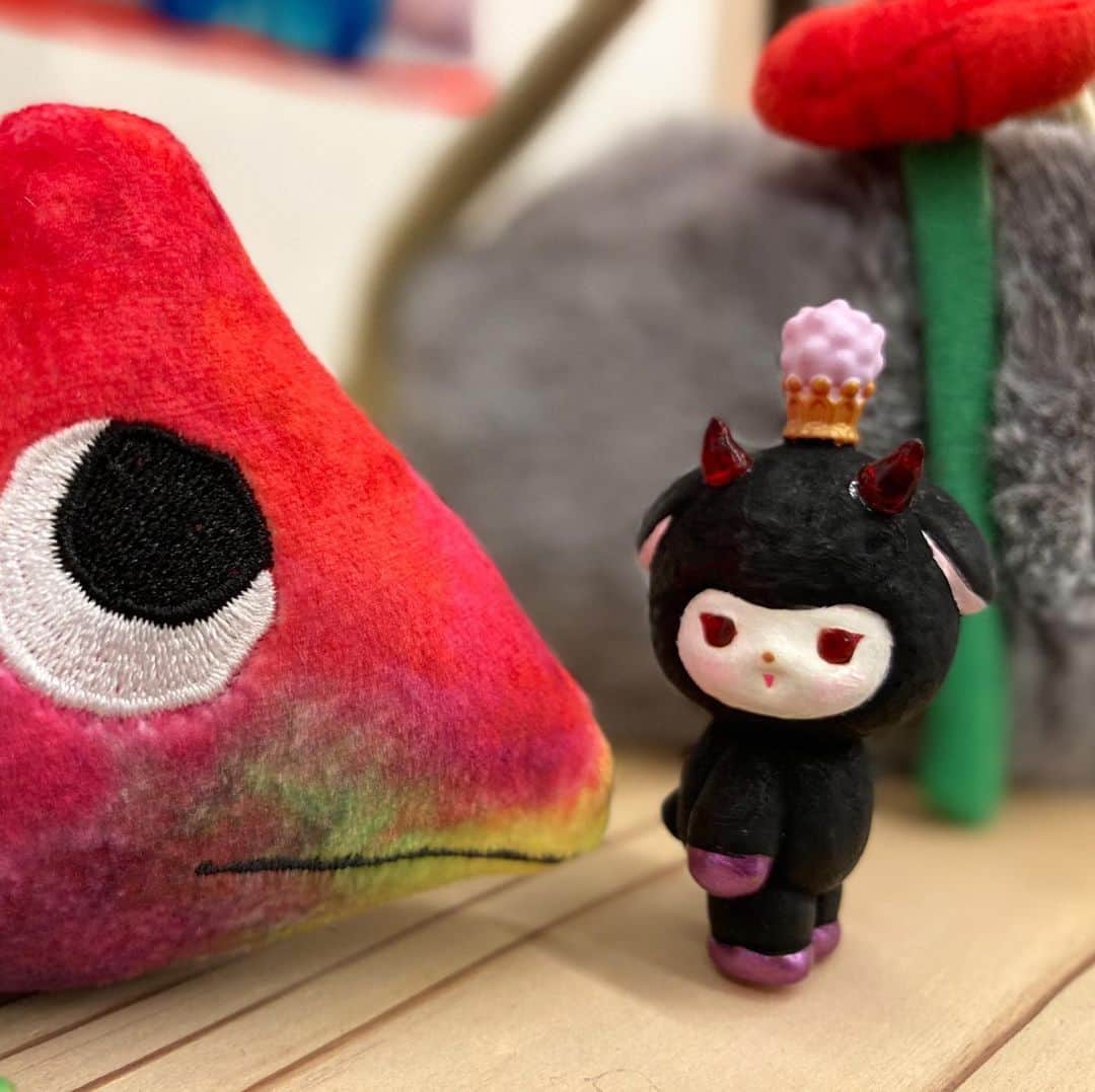 加倉井ミサイルのインスタグラム：「クックック…レオ・レオニ展がとてもよかった🐟  #今日のミミちゃん🐏 #todaysmimi🐏 #ワルミミ #warumimi #ソフビ #sofvi #vag22  #medicomtoy #絵本  #manga #cartoon #cartoons  #painting #illustration #art #artwork #artist #picturebooks #Childrensbook #childrenbook #stuffed #softtoy #softtoys #stuffedanimals #stuffedsheep  #sheep #happy」