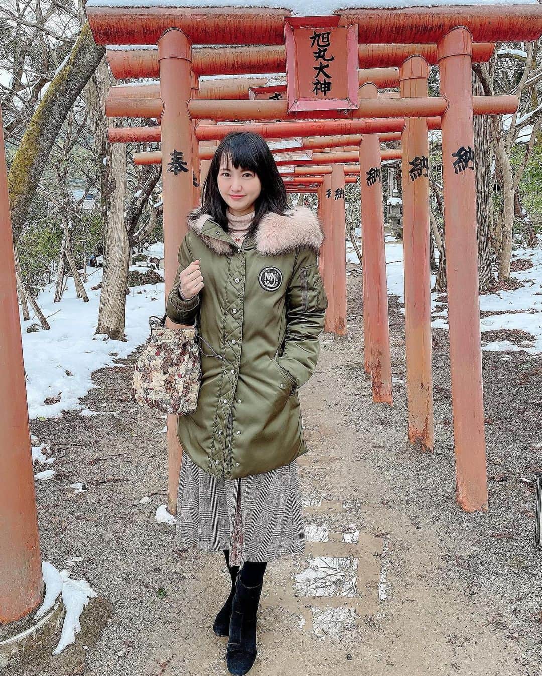 のインスタグラム：「*  ♩.:*・♪・*:.♬.:*・♩*:.♬.:*・♩・♪:.♬  　コーデ💕👗  🧥→♡ @miumiu  👜→♡ @yamatoya1892  👢→♡ @ugg   母に撮っていただきました✨📸  お友達へのお守り🍀getできました❤️💓 *  ♩.:*・♪・*:.♬.:*・♩*:.♬.:*・♩・♪:.♬ #竈門神社  #縁結び神社  #縁結び #コーデ #コーディネート #code  #cordinate  #izumiコーデ 🎀　 #izumileコーデ  #イズミールコーデ #miumiu #yamatoya #ugg #ミュウミュウ  #アグ #大人可愛いコーデ  #CBK」