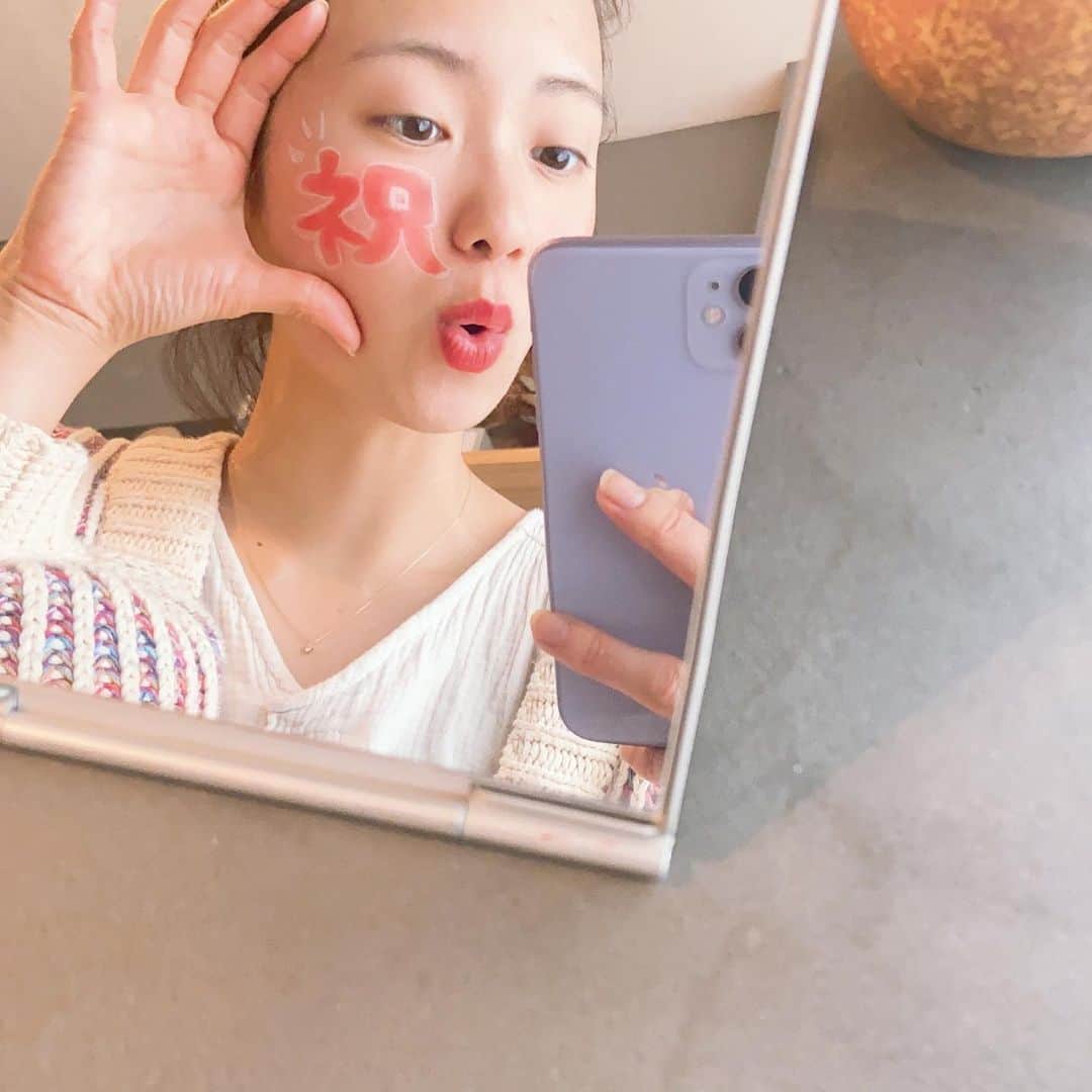 鉢嶺杏奈さんのインスタグラム写真 - (鉢嶺杏奈Instagram)「成人の皆さんー！ おめでとうございます㊗️  せっかくの２０歳の成人式 たくさんの懐かしい仲間にあって 盛り上がって欲しいけど。。。 今年は難しいね（ ; ; ）  だけども 20歳のみんなも もう成人式をとっくに終えた大人も 今年の成人の日は 忘れられないと思います。  社会に出て みんなと仕事で会えた時 あの時を乗り越えたねと 一緒に話せるのを楽しみに 待ってます❤️  悲しいことも 悔しいことも 苦しいことも  その時は思いっきり それを受け止めるのに 必死かもしれないけど  5年、10年、20年、30年..... 時を積むと その経験が自分を強くしてたり その経験で出会えた仲間を大切にしてたり その経験で笑って酒を飲んでたり するんだと思います。  きっと 未来に飲む酒の方が何十倍も うまいぞ❤️  #成人の日 #ハタチ #おめでとう」1月11日 12時06分 - hachimine_anna