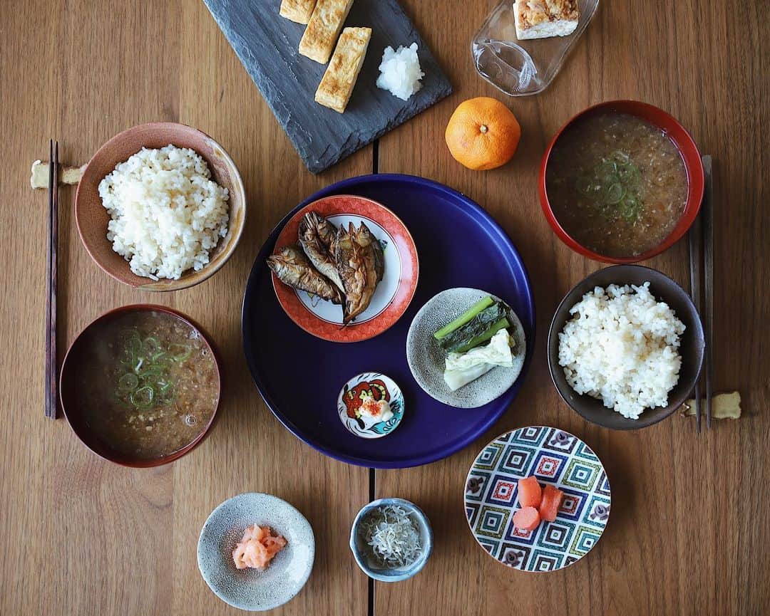 小松あやのインスタグラム：「. 特にやることのない連休（´-`）.｡oO 　 あまりにも暇すぎたので、 旅館風の朝ごはんを作ってみました← 　 友人や親戚が贈ってくれた頂き物を総動員🙏 普段は納豆パック1個を2人で分け合う我が家、 ありがたいことに、 ここ数年で一番豪華な朝ごはんをいただきました。 　 　 #作ったのは卵焼きだけ #気分はすっかり温泉旅館 #ヒノキの香りしてきます  　 #朝ごはん #朝ごはんプレート #朝ごはんの記録 #和食ごはん #日本の朝ごはん #和食器 #器のある暮らし #器が好き #旅館風朝ごはん #japanesebreakfast #japanesetraditional」