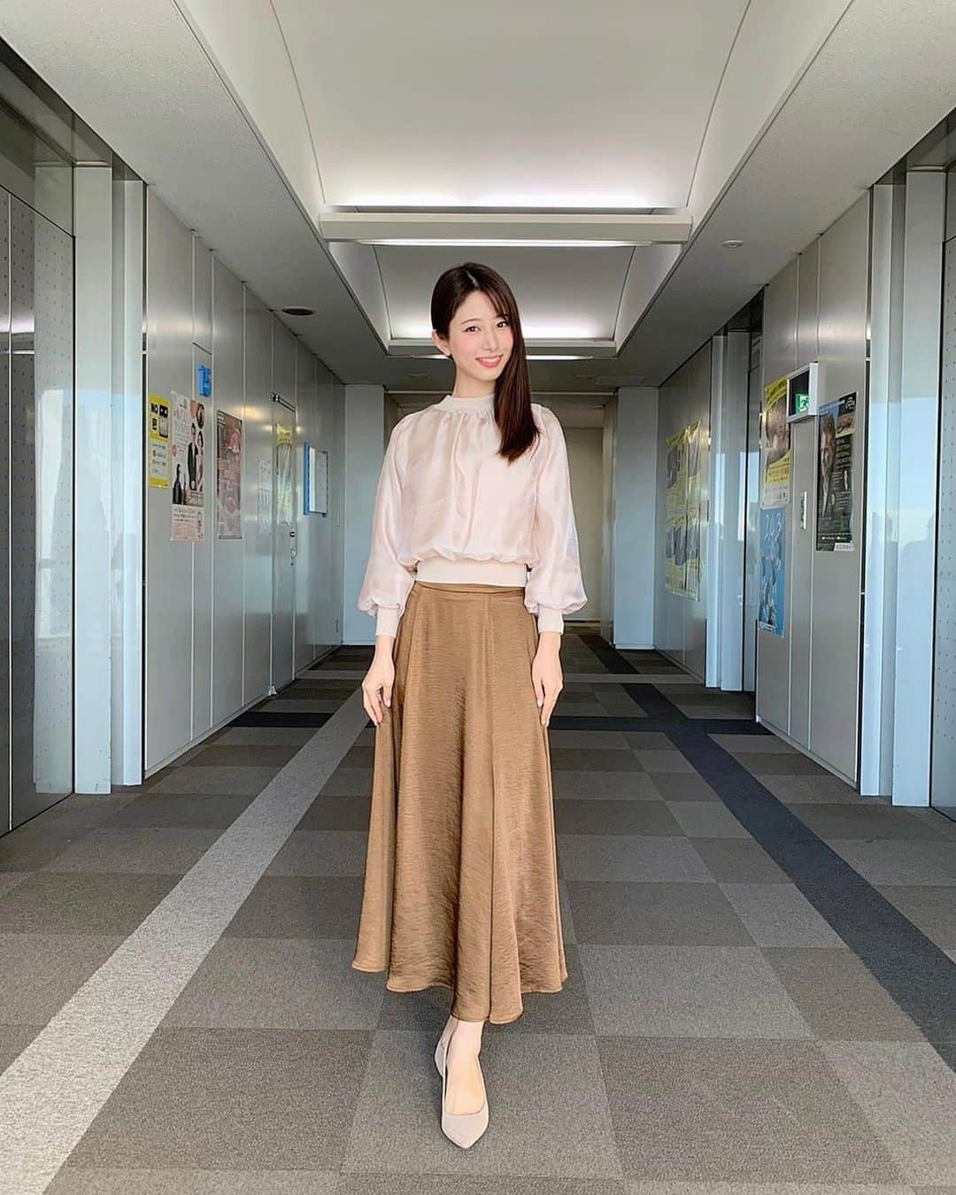 海老原優香さんのインスタグラム写真 - (海老原優香Instagram)「光沢感がとってもきれいな衣装🤍  #衣装#報道 #きちんとコーデ #成人の日」1月11日 12時20分 - ebioffi