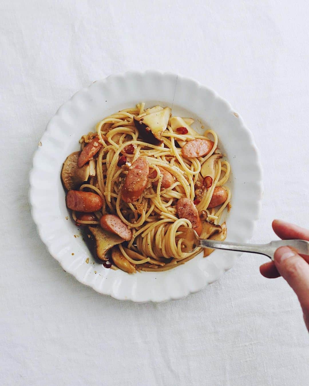 のインスタグラム：「Pasta lunch . お昼は簡単に適当なパスタ。 オリーブオイル、にんにく、 鷹の爪、バター、エリンギ、 ソーセージ、味ぽん、胡椒。 . . #パスタ #味ぽん #まかないパスタ #手抜きパスタ #パスタ部 #スパゲッティ #pasta #myfavoritepasta #🍝」