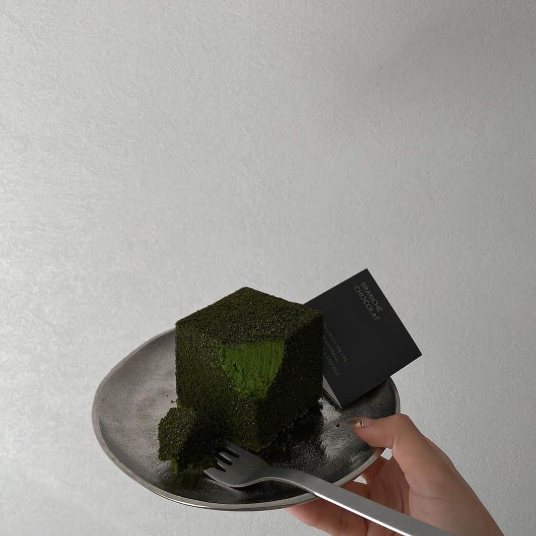 のインスタグラム：「宝石箱から出てきたようなケーキ🌿🤍  #至福の正方形 . @branche_chocolat さんから 福岡県産の八女茶を使った 濃厚な抹茶カレ・オ・ショコラを いただきました🌿🤍 . 濃厚な中に甘さとコクの旨みが ぎっしり詰まってて 抹茶好きにはたまらないと思う🍵🤍 . 新しく出ている和栗の方も気になる🥴🤍 . #branchechocolat #valentine  #ブランショコラ #カレチョコ」