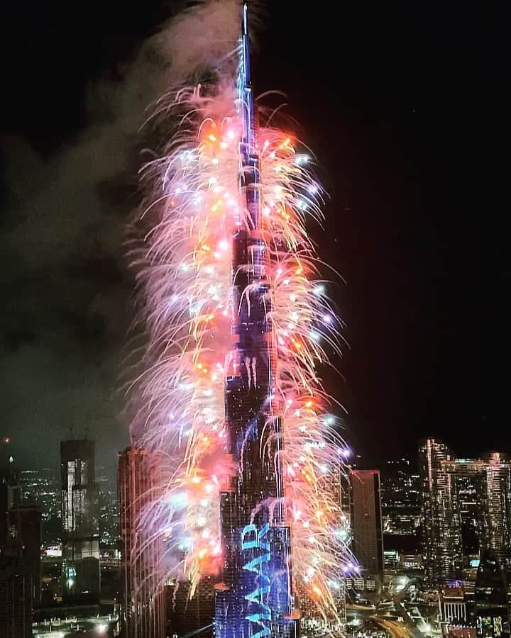 selfieneのインスタグラム：「#2021 年の幕開けは #burjkhalifa の花火✨ #世界一高いタワー の花火を 正面のペントハウスから見る事ができた✨ 何て#素晴らしい景色 だろう‼️ #感謝しかない 💖 ・ #2020 年は体験した事のない 不透明な日々だった 色々あるけど ひるまずに進もう‼️ ・ #野生の勘 を働かせて 道を見つける👀 経験に勝る説得力はない ・ 今年もお仕事の理念は 誰かが喜んでくれる事 誰かが幸せになれる事を 追求するよ🤗💕 ・ #dubai  #ドバイ  #投資女子  #海外移住 #カウントダウン」