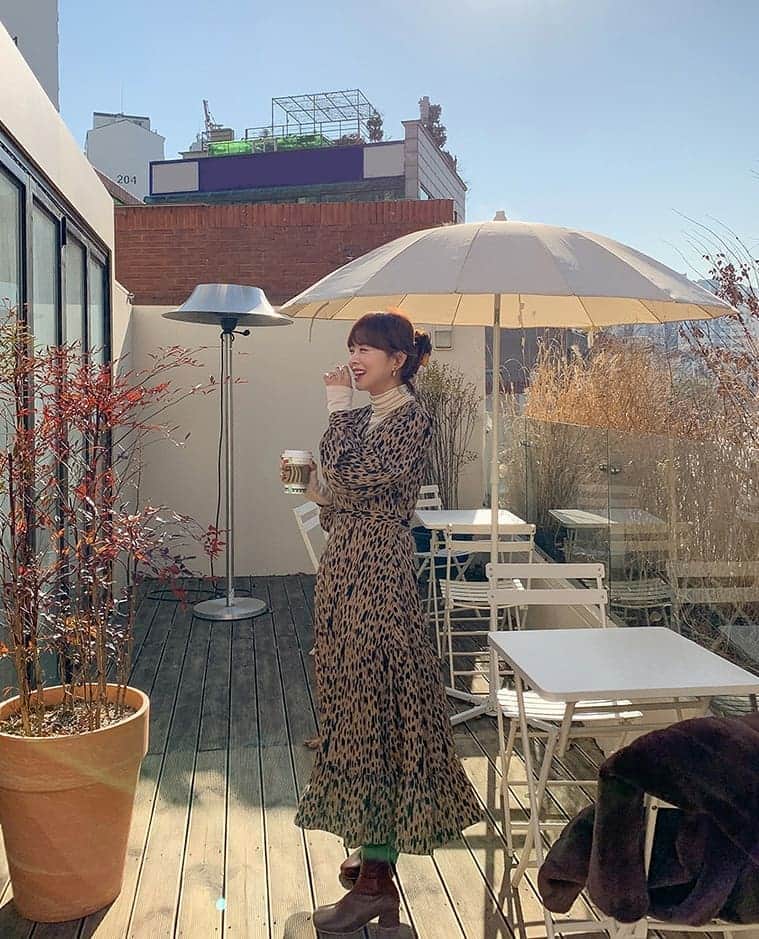 のインスタグラム：「今日の新作5%OFF💓  フェミニンながら洗練された雰囲気の 大人カワイイワンピースです✨ Vネックラインでタートルネックと合わせてもカワイイ💖 パフ袖と高いウエストラインのロングスカートで シルエットもキレイ💖  詳細はサイトでチェックしてください💡  #イムブリー#IMVELY#ワンピース#大人カジュアル#大人可愛い#ootd#デイリー #カジュアルコーデ」