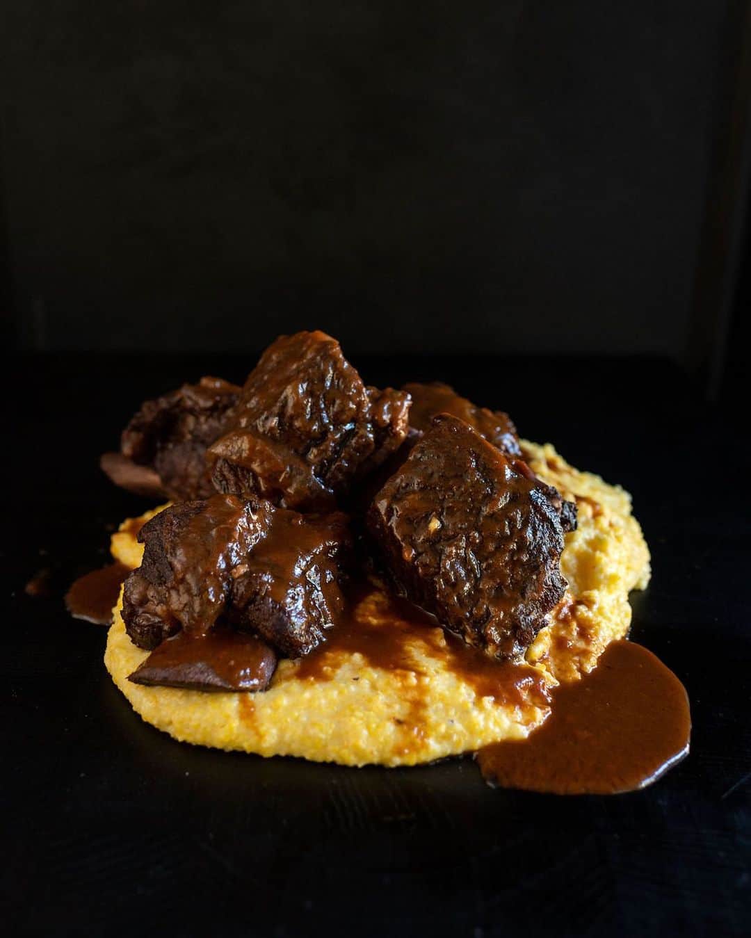 ティファニー・ティーセンのインスタグラム：「Sunday Supper! Braised Short Ribs with Creamy Polenta. It will give you all the good feels. ❤️#recipe on the #blog #linkinbio」
