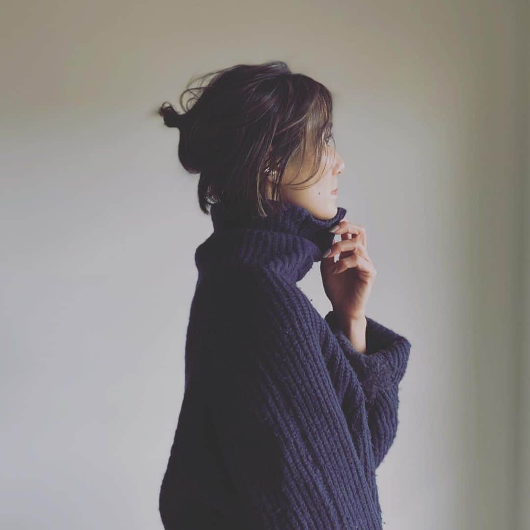 坪田あさみのインスタグラム：「. 先日半年ぶりにハイライトをしたので備忘録。 今の長さはショートボブですが、ちょっと結んだり できるのがアレンジ好きとしてはうれしいのです😊  #アラフォー#アラフォーヘア #あらふぃふ #アラフィー　#アラフィーヘア #アラフィフコーデ#40代ファッション #40代コーデ　#40代ヘアスタイル #大人コーデ #大人カジュアル #大人ヘア」