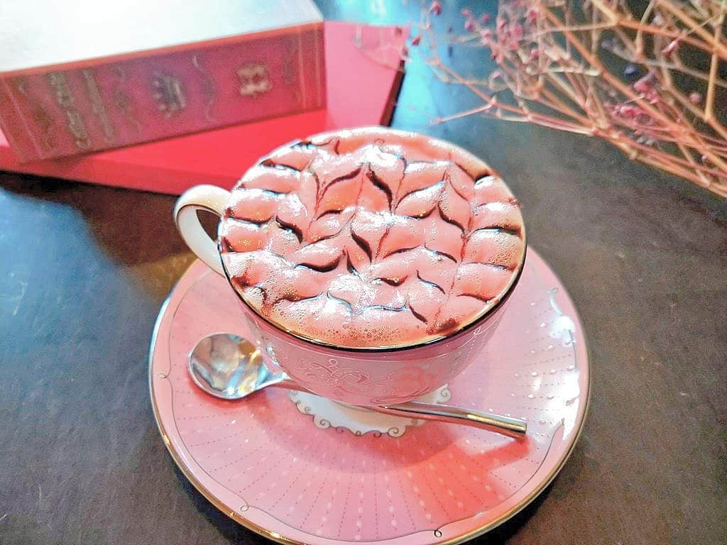おいもカフェ金糸雀のインスタグラム：「. 今日は成人の日。新成人の皆様おめでとうございます。 こんな時ですが新成人の皆様にとって素敵な門出になりますように♪  深煎りのコーヒーの苦味と、ココアの甘みをブレンドしたカフェモカに、甘酸っぱい苺クリームと濃厚なチョコソースで彩りを添えた『カフェ チョコストロベリー』(税込680円)。 贅沢なカフェモカに甘いイチゴが香る、これからのバレンタインシーズンに似合うアレンジコーヒーです♫ . #おいもカフェ金糸雀 #おいもカフェ #鎌倉 #小町通り #湘南 #カフェ #喫茶店 #鎌倉カフェ #湘南カフェ #神奈川カフェ #鎌倉スイーツ #鎌倉グルメ #カフェモカ #コーヒー #アレンジコーヒー #苺 #いちご #イチゴ #珈琲 #チョコ #ストロベリー #ココア #バレンタイン #ピンク #カフェ巡り #アポロ #ウエッジウッド #カフェ活 #成人の日 . 《おいもカフェ金糸雀》 営業時間：10:00-18:00(L.O.17:30) 定休日：水曜日 248-0006 神奈川県鎌倉市小町2-10-10 小町TIビル1F TEL：0467-22-4908」