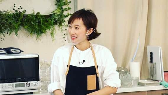 馬淵優佳さんのインスタグラム写真 - (馬淵優佳Instagram)「1月12日（火）21時から放送の 「幸せ！ボンビーガール」2時間スペシャルに出演しています。 劇団ひとりさん進行の元、「予算5.000円で家族4人、1週間分の夕食を作る」企画に挑戦しました！ 都内にある激安スーパーで食材を調達したんですが、とにかく安くてテンション上がりました🥳 ひとりさんと一緒に買い物と料理をしたけど楽しすぎてついつい関西人のノリが出てしまった…(笑) 料理にこだわりはあるけど、難しいことはしていないので、真似しやすいと思います！ 是非観てください😆 #日テレ#ボンビーガール」1月11日 12時30分 - mabu0205