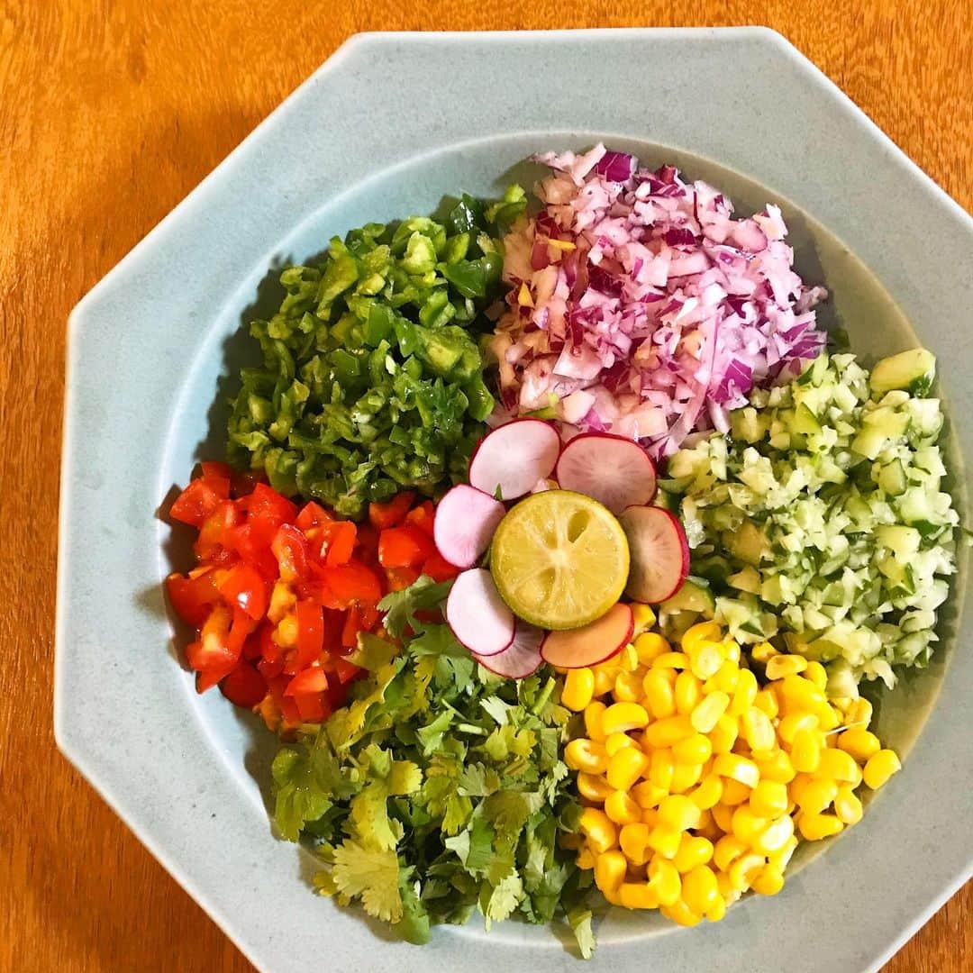 のインスタグラム：「たまーに食べたくなるデトックスサラダ。お正月明けとかね。ぶんぶんチョッパーでみじん切りにした野菜に塩胡椒、好みのオイル、すだちやライムなど柑橘類をたっぷり絞って。この後ぐっちゃぐちゃに混ぜるのですがケチャップを少々、隠し味に入れるとサルサ感がマシマシに。 野菜は何でもいいのですが紫玉ねぎだけは欠かせないかも。これがないとメキシカンぽくない。余ったら翌朝オムレツにかけるのがまた楽しみ。 #salad #detox #vesitable #salsasalad #food #foodstagram #yummy #foodie #サラダ　#デトックス　#サルササラダ　#メキシカン　#野菜　#おいしい　#ぶんぶんチョッパー　#器好き #うつわ好き　#高須健太郎　#オクトゴナル」
