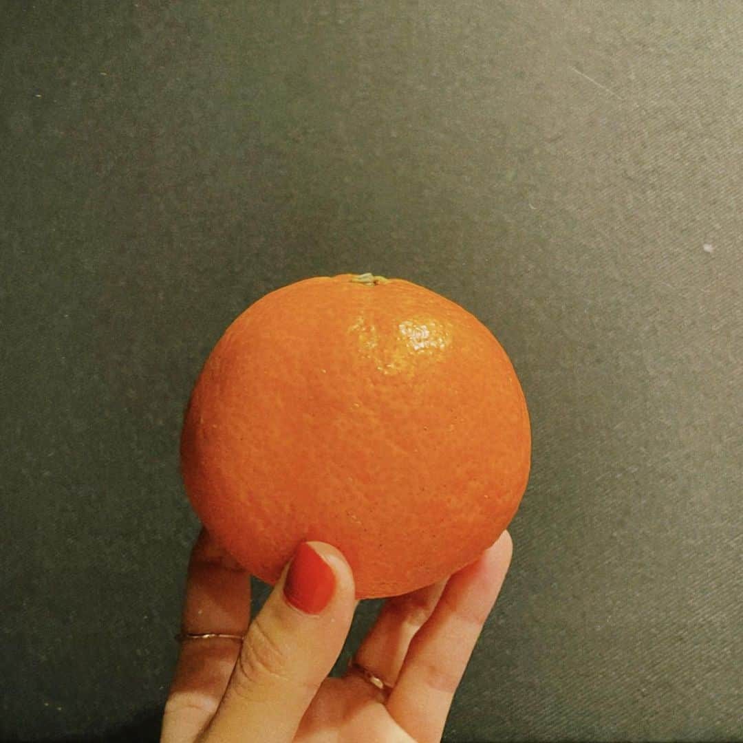 高橋愛さんのインスタグラム写真 - (高橋愛Instagram)「🍊 ㅤㅤㅤㅤㅤㅤㅤㅤㅤㅤㅤㅤㅤ ㅤㅤㅤㅤㅤㅤㅤㅤㅤㅤㅤㅤㅤ カワイイラジオ📻 でいただいた ㅤㅤㅤㅤㅤㅤㅤㅤㅤㅤㅤㅤㅤ わらしべ。さんの ㅤㅤㅤㅤㅤㅤㅤㅤㅤㅤㅤㅤㅤ "島のまどんな" ㅤㅤㅤㅤㅤㅤㅤㅤㅤㅤㅤㅤㅤ これがね めちゃくちゃ 美味しいの🥺 ㅤㅤㅤㅤㅤㅤㅤㅤㅤㅤㅤㅤㅤ 今すぐにでも 食べたい！ ㅤㅤㅤㅤㅤㅤㅤㅤㅤㅤㅤㅤㅤ そして、新成人の皆さん おめでとうございます㊗️ ㅤㅤㅤㅤㅤㅤㅤㅤㅤㅤㅤㅤㅤ 私の20歳は モーニングのリーダーに なったばかりの頃だったなぁ。 ㅤㅤㅤㅤㅤㅤㅤㅤㅤㅤㅤㅤㅤ 懐かしい😆 ㅤㅤㅤㅤㅤㅤㅤㅤㅤㅤㅤㅤㅤ 皆さんが 笑顔でハッピーに過ごせますよーーに！ ㅤㅤㅤㅤㅤㅤㅤㅤㅤㅤㅤㅤㅤ 楽しみですね😋❤️」1月11日 12時32分 - i_am_takahashi