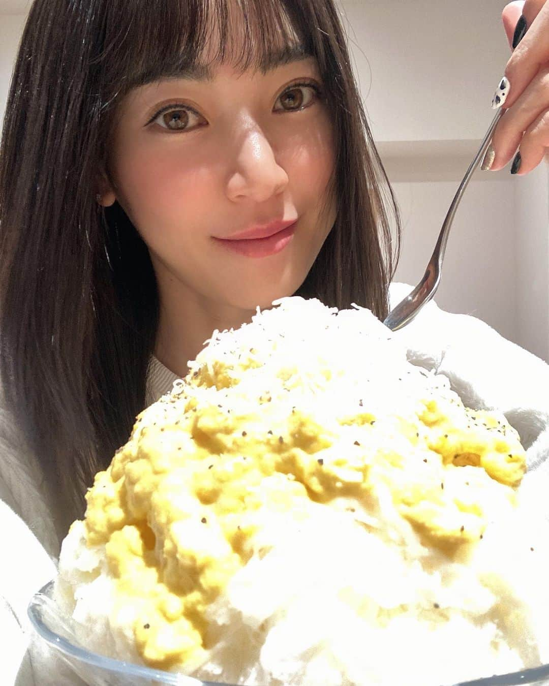 竹村真琴さんのインスタグラム写真 - (竹村真琴Instagram)「* 先日のコンポタかき氷🍧 ハマってしまい２回目。 甘じょっぱい。 削られたチーズが上にたっぷりかかっていて、とうもろこしの甘さとチーズのしょっぱさが凄くバランス良い☺️🧀 ピリッと胡椒も良い🥰 . . . #コーンポタージュ #コンポタ #チーズ #胡椒 #コショウ #とうもろこし #トウモロコシ #ポタージュ #甘じょっぱい #食レポ #かき氷 #中毒 #依存症 #かき氷巡り #かき氷好きな人と繋がりたい #ストレートヘア #ストレートアイロン #前髪あり #ミディアムヘア #ミディアム #golf  #lpga #女子プロゴルファー #女子ゴルフ  #ゴルフ女子」1月11日 12時33分 - makototakemura_golf