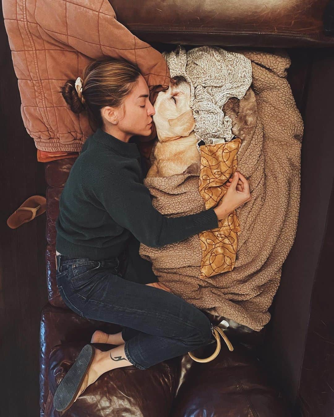 ナタリア・コルドバ・バックリーのインスタグラム：「Desde que te fuiste anhelo más el sueño. Es ahora ahí, el lugar donde nos encontramos. Es ahí donde nos juntamos anoche. Donde volví a ver tus tiernos ojos. Donde tu olor a bolsa de fritos aún no se desvanece. Donde aún escucho tus uñas sobre la duela.  Donde aún chiflo y vienes. Donde aún digo tu nombre sin que sepa a dolor.   Sueños que no son recuerdos. Visiones del más haya.  A donde algún día tú me guiarás.  Dónde no hay tiempo. Donde somos eternos. Donde siempre seremos este momento. Amor.   📷 @brianbuckleyband」