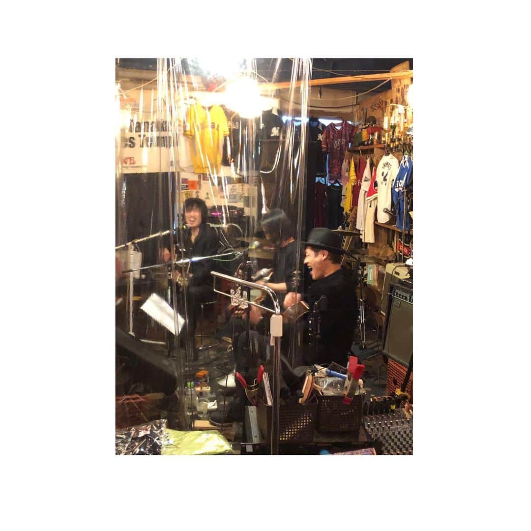 武藤昭平さんのインスタグラム写真 - (武藤昭平Instagram)「昨夜は大阪ハウリンバーありがとうございました！飛沫防止のクリアカーテンのステージ。本日1/11は静岡浜松GLIND HOUSEにて武藤ウエノ百々。感染対策、国のガイドラインの元行います。よろしくお願いします！#ウエノコウジ #百々和宏 #武藤昭平」1月11日 12時42分 - syoheimuto