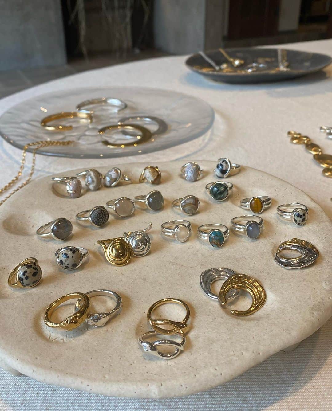 長澤メイさんのインスタグラム写真 - (長澤メイInstagram)「@gagan.jewelry が 世田谷にあるアトリエに出来たから 行ってみたら可愛すぎて🥺💕💕  すべてハンドメイドのジュエリーで アトリエで職人とデザイナーが 一つひとつ作ってるんだってさ🥺  オーダーした指輪できたら また載せるね😸🙏💓  たーのーしーみー🤷🏽‍♂️💕  #GAGAN #世田谷」1月11日 12時42分 - xxmeixx1208