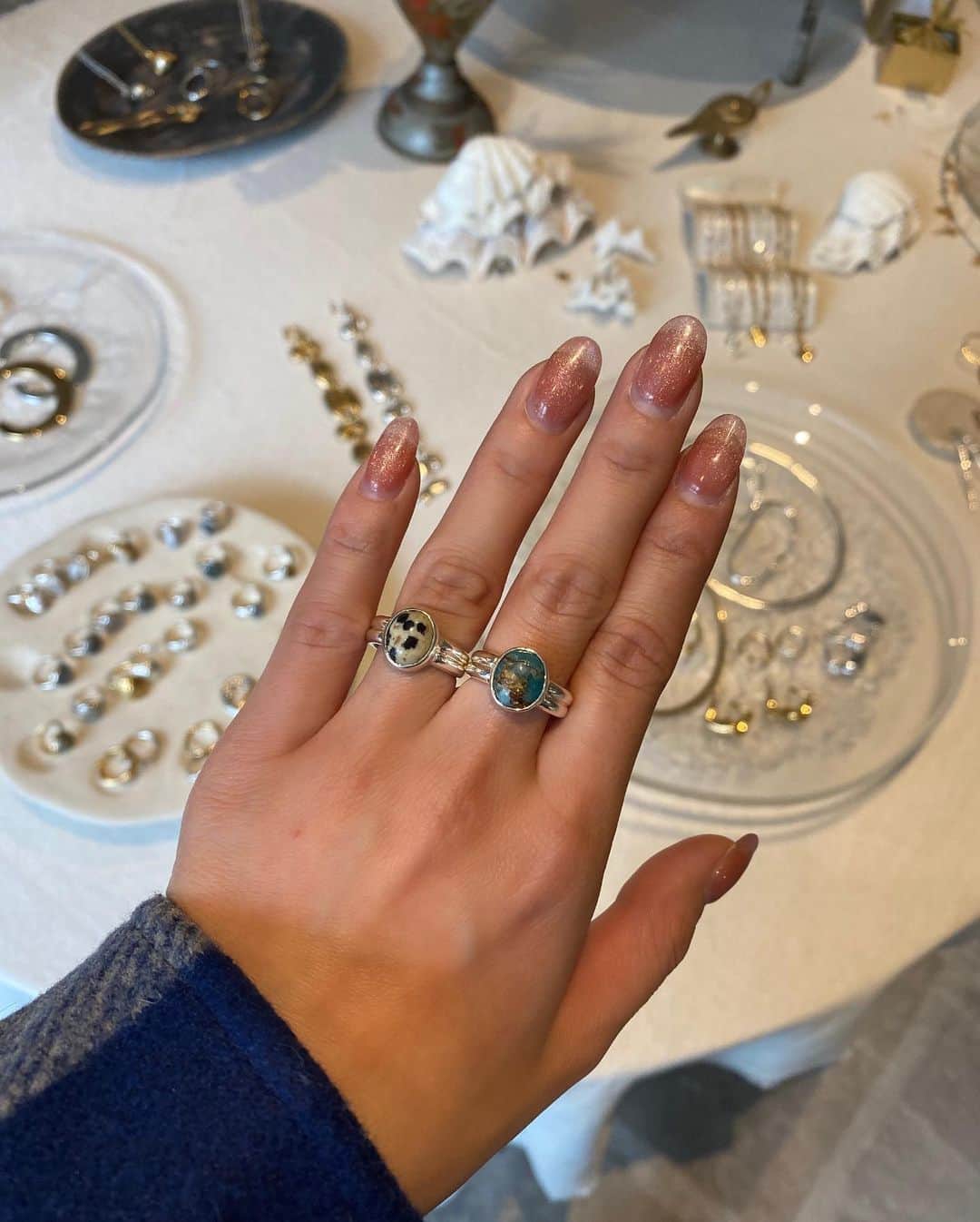 長澤メイのインスタグラム：「@gagan.jewelry が 世田谷にあるアトリエに出来たから 行ってみたら可愛すぎて🥺💕💕  すべてハンドメイドのジュエリーで アトリエで職人とデザイナーが 一つひとつ作ってるんだってさ🥺  オーダーした指輪できたら また載せるね😸🙏💓  たーのーしーみー🤷🏽‍♂️💕  #GAGAN #世田谷」