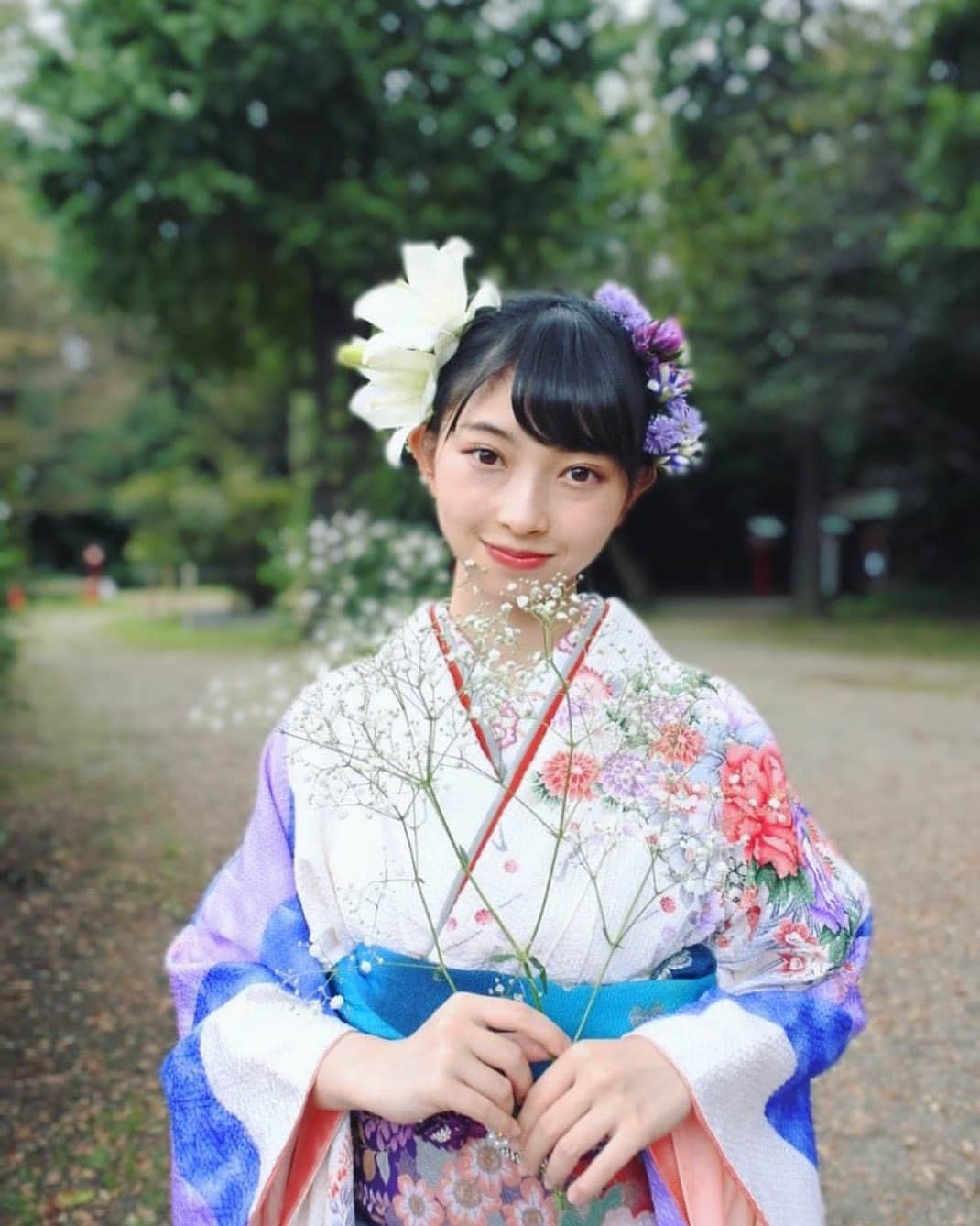 辻野かなみさんのインスタグラム写真 - (辻野かなみInstagram)「❤︎﻿ ﻿ 成人の日👘﻿ ﻿ 新成人の皆さん‼︎﻿ おめでとうございます㊗️﻿ ﻿  私は、一年前だ！﻿ ﻿この写真は、前撮りの前の試し撮りの時の！  母の振袖で、半襟と帯締めだけ自分の好きなのに変えたんだよな〜😄﻿ ﻿ 髪飾りは試し撮りも前撮りも当日も生のお花💐でした☺️﻿ ﻿ 懐かしい😌﻿ ﻿ 今年、私は22歳‼︎﻿ 中身も成長できるように磨きます⭐️﻿ ﻿ ﻿ #振袖　#成人の日　#成人　﻿ #とき宣　#超ときめき宣伝部　#辻野かなみ﻿ #ママ振り #instagood #instalike #followme﻿」1月11日 12時43分 - kanami_tsujino_official