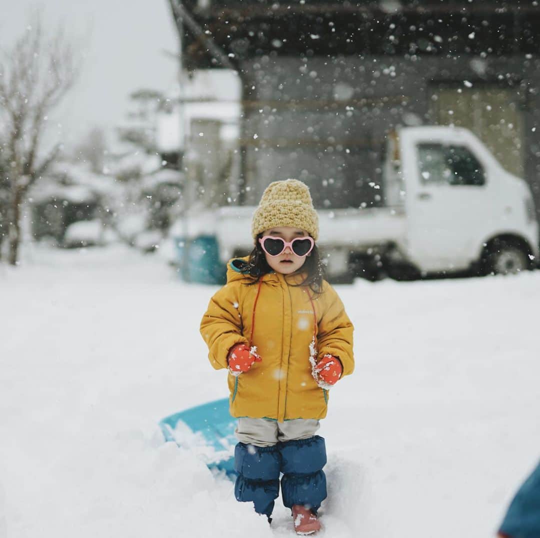 Takafumi Gotoのインスタグラム：「「今年は冬らしい冬になる」と言う前情報のもと、雪がよく降ります。こども達もすっかり雪遊びにハマった様子😎」