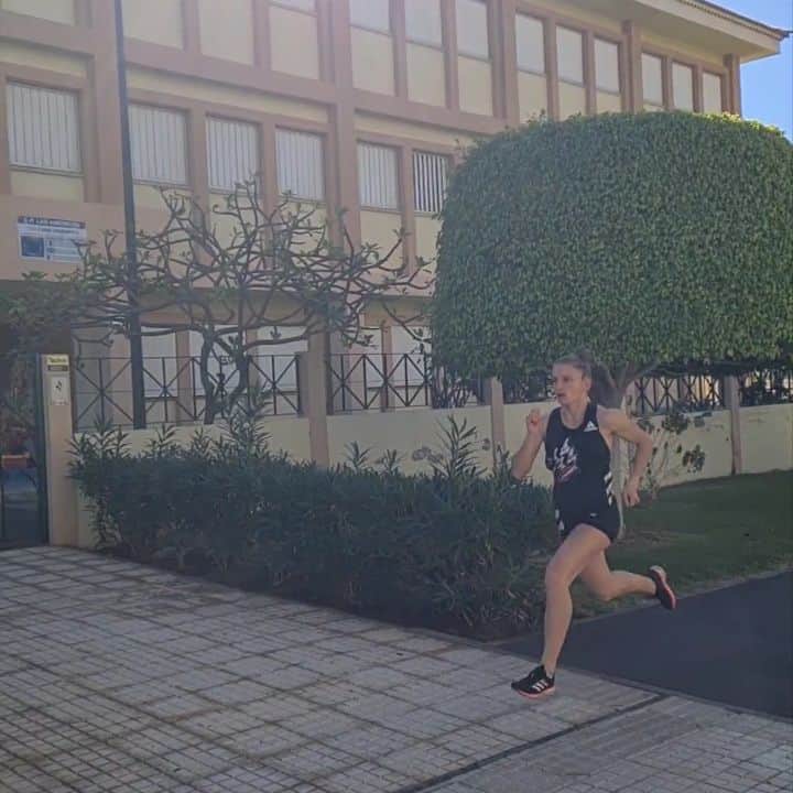 Amandine BROSSIERのインスタグラム：「Du soleil, de l'envie et de bonnes installations. Au 🔝 pour poursuivre la préparation avant l'arrivée des premières compétitions. 🏃🏼‍♀️  #ffa #tenerife #trainingcamp #ladalle」