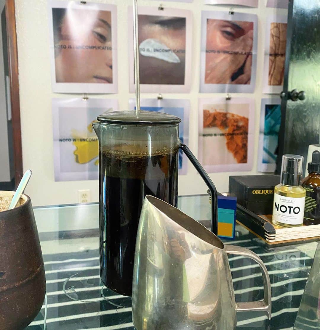 のインスタグラム：「Work desk necessities - caffeine ( it’s decaf  rn 🥺 ) , @noto_botanics inspo , @rachelsaundersceramics , noto rooted oil , @woodenspoonherbs , #brianeno oblique strategies for the tough days, and @tetra_shop to light anything on fire 💋 #desksetup」