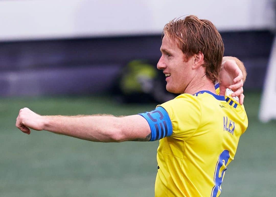 アレハンドロ・フェルナンデス・イグレシアスのインスタグラム：「Todo vuelve🏹. Siempre💛💙」