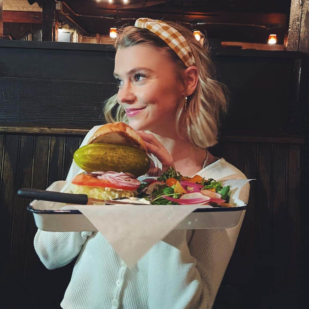 ライナ・ローソンのインスタグラム：「*asks for pickles on my burger *  @horseinn」