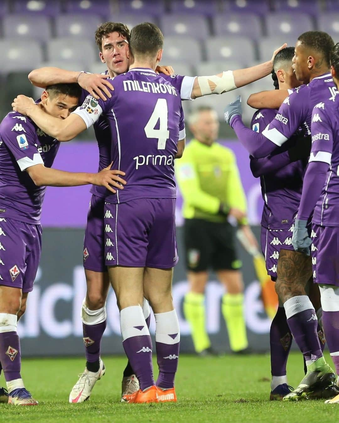 ACFフィオレンティーナさんのインスタグラム写真 - (ACFフィオレンティーナInstagram)「SIIIIII!! Tre punti! Three points! ⚡😍  #ForzaViola 💜 #FiorentinaCagliari #ACFFiorentina #FIOvCAG #Fiorentina #Vlahovic」1月11日 3時59分 - acffiorentina