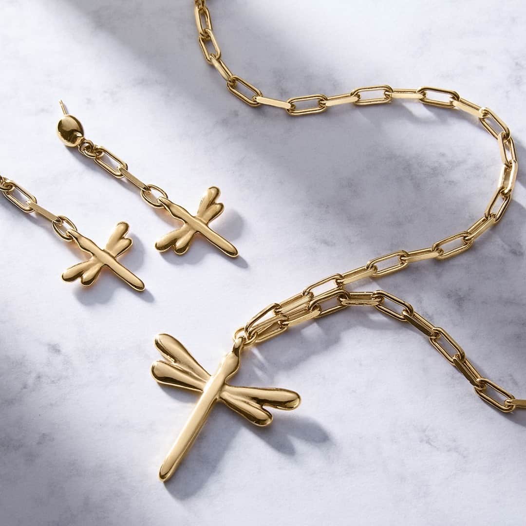 のインスタグラム：「Collar largo y pendientes "Take-Me" de la nueva colección Freedom. ¿Te estás imaginando ya cómo las combinarías?😏 ¡Cuentanoslo, queremos saberlo!🤗 #ColecciónFreedom   The "Take-Me" earings and long necklace from the new Freedom collection. Are you already imagining how you would combine them? 😏 Tell us, we want to know! 🤗 #FreedomCollection #UNOde50」