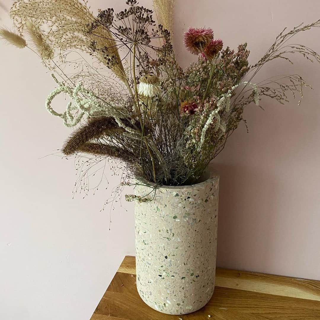 ZUIVERさんのインスタグラム写真 - (ZUIVERInstagram)「We can't get enough of dried flowers! Especially in our beautiful green Fajen Terrazzo vase 😍  At home by @navadest」1月11日 4時00分 - zuiver_