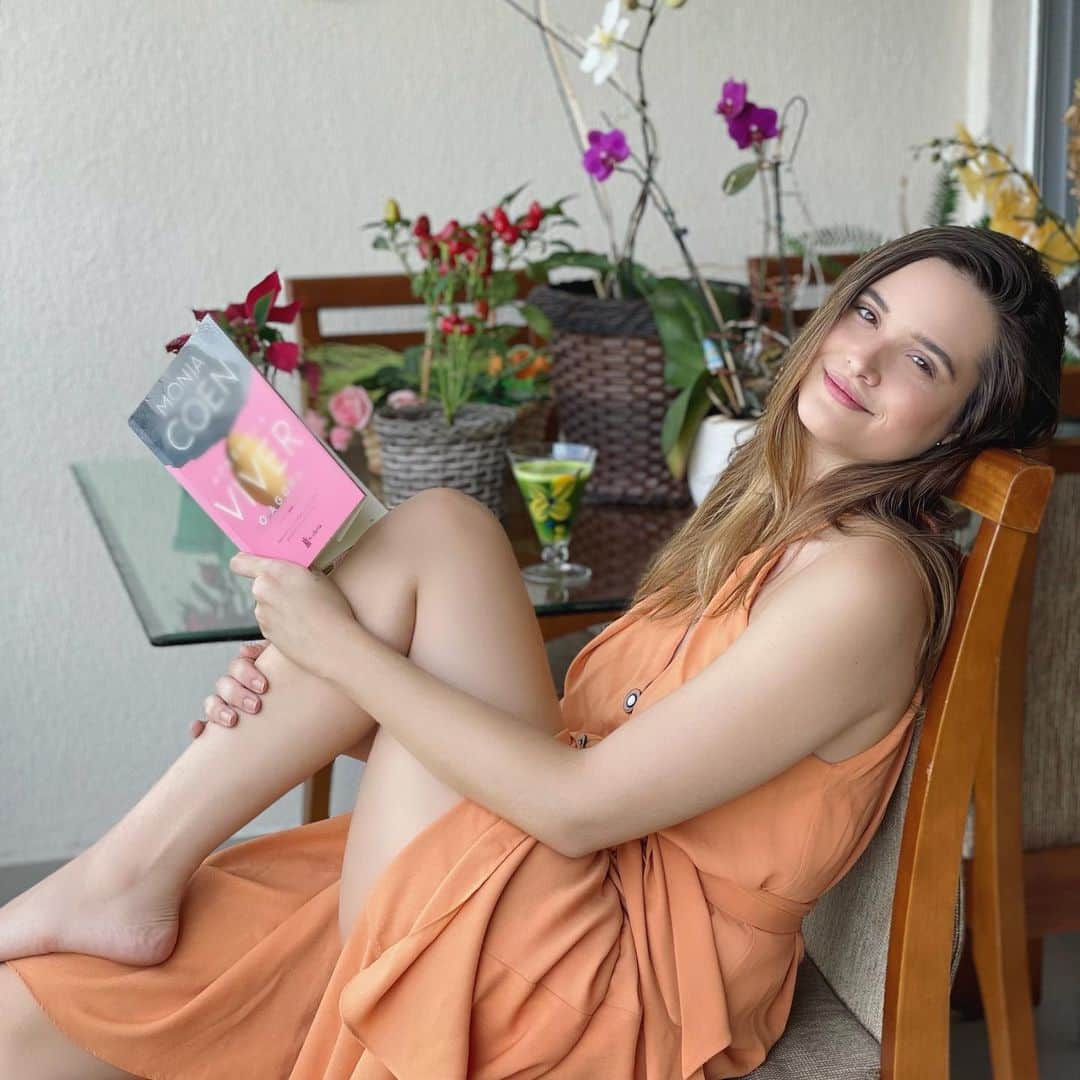 のインスタグラム：「Autocuidado🦋✨📖🌷🥬」
