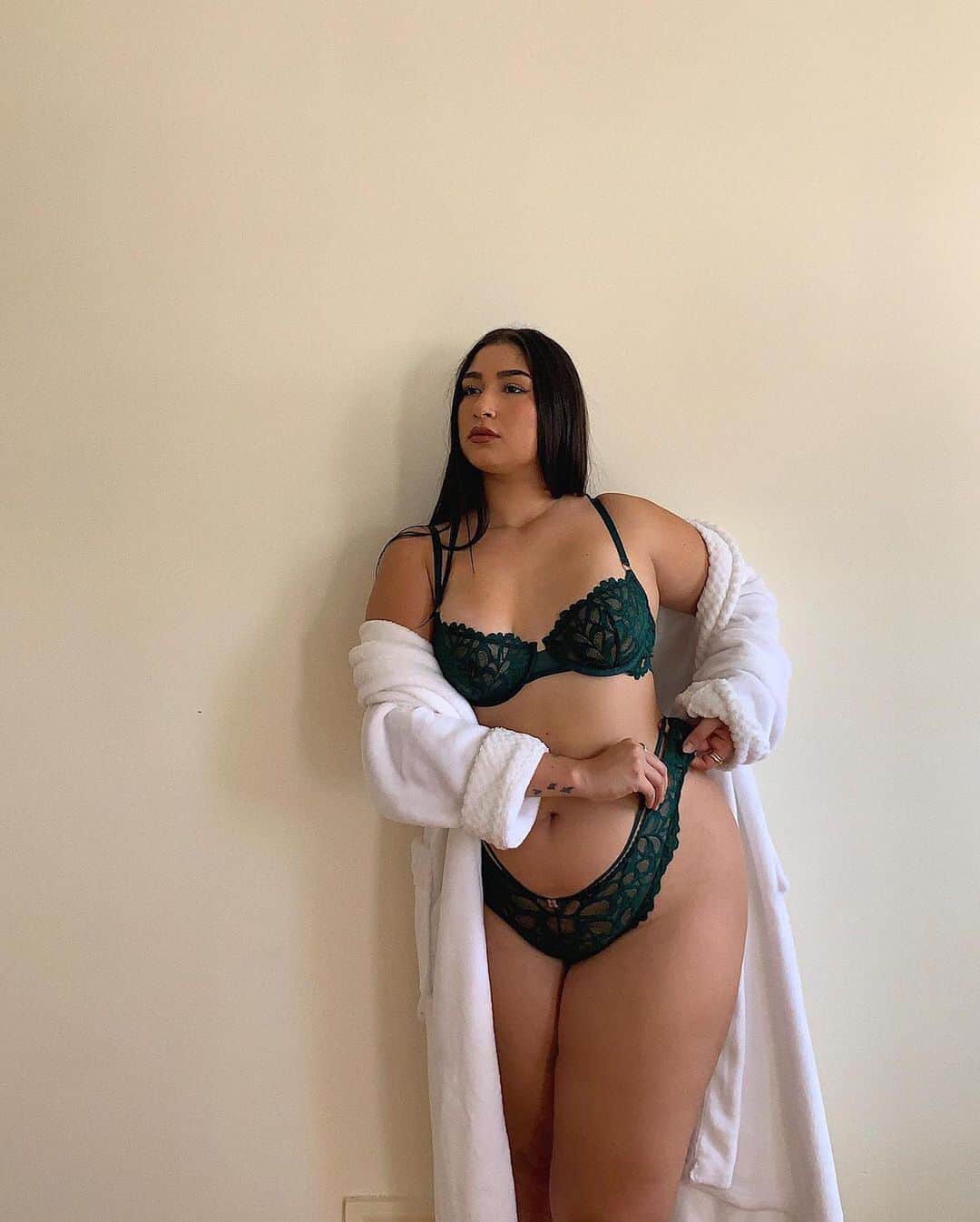 WHO WHAT WEARさんのインスタグラム写真 - (WHO WHAT WEARInstagram)「Go on, treat yourself to a good lingerie set. We asked our favorite curvy influencers for their A+ lingerie picks—tap the link in bio for the list. photos: @javiera, @chloepierreldn, @thisisjessicatorres」1月11日 4時03分 - whowhatwear