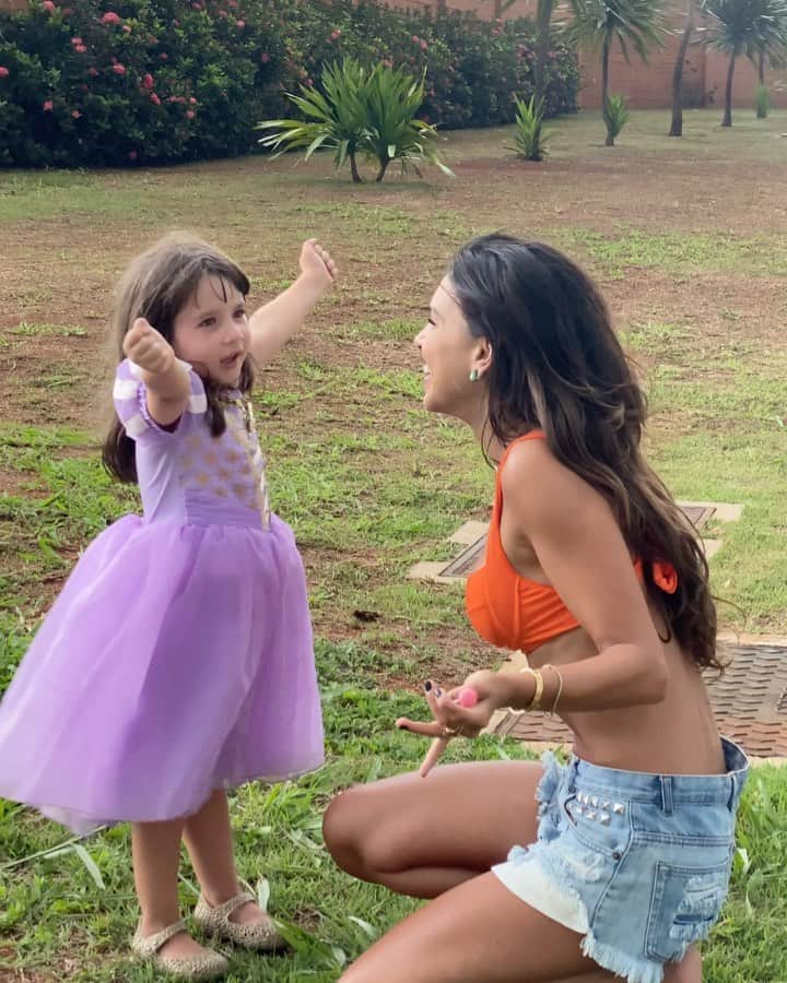 Mariana Riosのインスタグラム：「Todos os dias eu olho para o céu e agradeço. Primeiro por estar aqui, viva!  Agradeço pela saúde, pela oportunidade de escolher o caminho por onde desejo ir. E esse caminho com toda certeza é o da felicidade. Quando você é grato, tudo flui. As portas se abrem, sonhos se realizam. Ao passar por um problema, uma questão, agradeça!  Pois isso é viver!  Cada época da vida é única!  Não se pode voltar atrás e reviver os momentos, mas podemos eternizar o presente no futuro. Seja feliz!  A vida é um sopro!  💙🙏🏼」