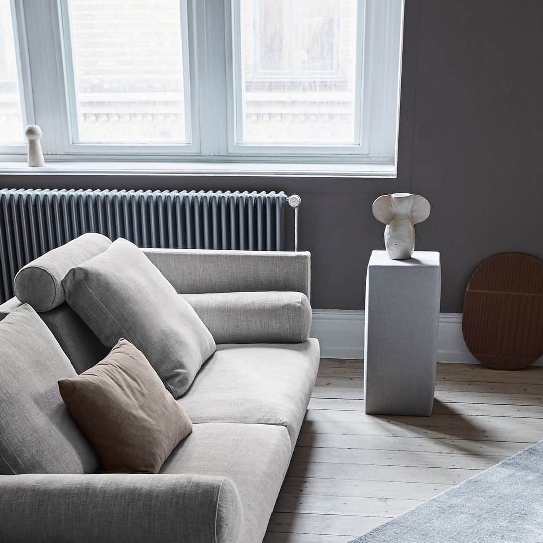 のインスタグラム：「Cocoon's enormous 106 cm depth allows you to float freely. Or use it as a bed...With more than 125 years in craftmanship and design, the maximum comfort is guaranteed.⁠ •⁠ •⁠ •⁠ #eilersen #cocoon #eilersenfurniture #myeilersen #interiordesign #homedecor #sofa #danishdesign #inredning #finahem #interiorlovers #interiordesign #modernliving #minimalism #nordiskehjem #nordicinspiration #nordicliving #craftsmanship #luxurylifestyle #boligindretning #designinterior #livingroominspo #boliginspiration #softminimalism #hemindredning #schönerwohnen #nordicminimalism」