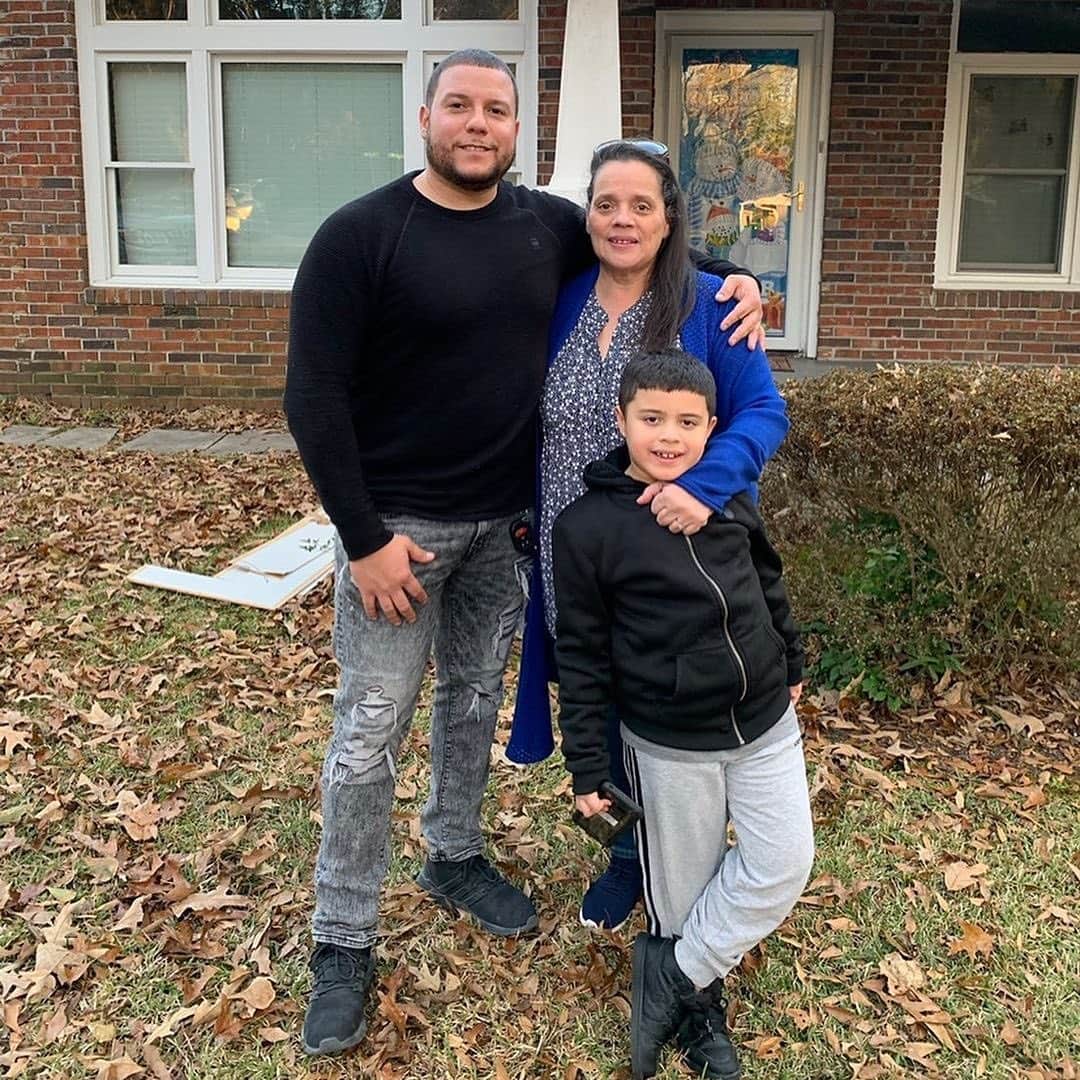ティモシー・サイクスのインスタグラム：「Please congratulate my student @pauldelgado.25 who just had a breakthrough year in trading in 2020 & celebrated by buying his mom a house & feeding over 5,000+ people in need in the NYC area to help them get through these difficult times! I wish someone had taught me the importance of giving back at the start of my journey so when you click the link in my bio to apply to be my student understand that I’m not just gonna teach you everything I’ve learned about stock trading, but also all about philanthropy/charity too as we ALL must help each other more and make this planet better for everyone! Never forget that 90%+ of traders lose so profits are not a given, but if you want it bad enough and are willing to put in a staggering amount of hard work like Paul has over several years, there’s a lot of potential, especially in this crazy market environment right now, and more people/animals than ever need more help then ever so let’s see whatcha got! You have no idea how thrilled I am to see Paul’s growth, success AND his paying it forward to help others too! Paul, thank you once again for all your dedication over the years & congratulations not only on your financial success, but also for helping so many other people too, the world needs more people like you! #proudteacher #ilovemyjob #givingback #proudson #honoraryjew」