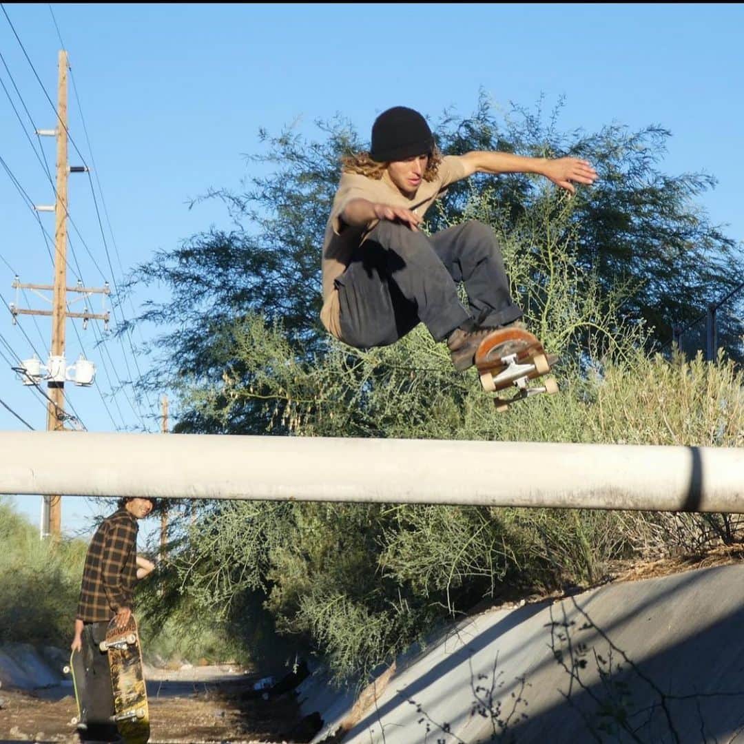 ラカイリミテッドフットウェアのインスタグラム：「@simonbannerot Pipe Hopping in a Southwest ditch 📸 @goonsac  #Lakai #TheShoesWeSkate」