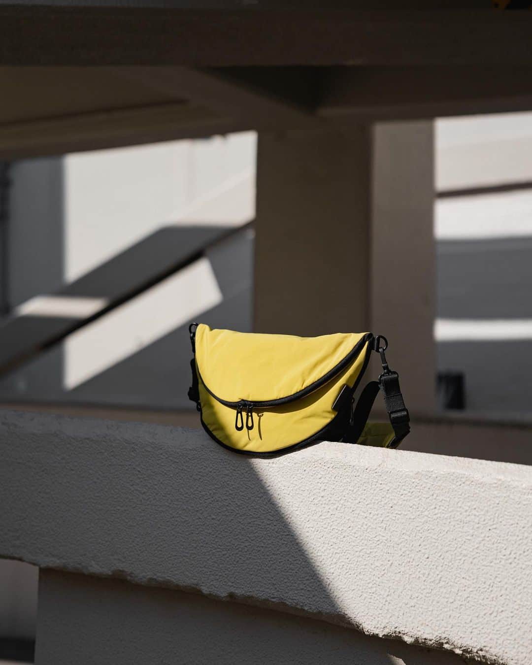 コートエシエルさんのインスタグラム写真 - (コートエシエルInstagram)「The combination of functionality and fearless design 💛 Our HALA bag updated in a padded yellow colour: coteetciel.com. / pic by @benrich__ 📸 . . . . #coteetciel #manfashion #manaccessories #menaccessories #menaccessory #unisexbags #designedinparis #coastandsky #menfashion #manbags #streetstyle #ootd #whatiwore #whatiweartoday #whatiwear #ootdfashion #ootdinspiration #ootdstyle #yellowbag #yellowcolor #yellowaesthetic #yellowlab #menfashionblogger #menfashionposts #thecreatorclass #canonmoment #streetstyleinspo #streeetstyled #streetstyles #tokyocity」1月11日 4時15分 - coteetciel