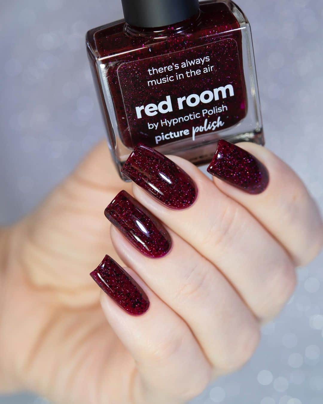 のインスタグラム：「Новая коллекция от @picturepolish 😍, созданная совместно с @hypnoticpolish  Свотчи в карусели, листаем) В комментариях поделитесь какой оттенок вам нравится больше всего) Мой фаворит Red room🥰」