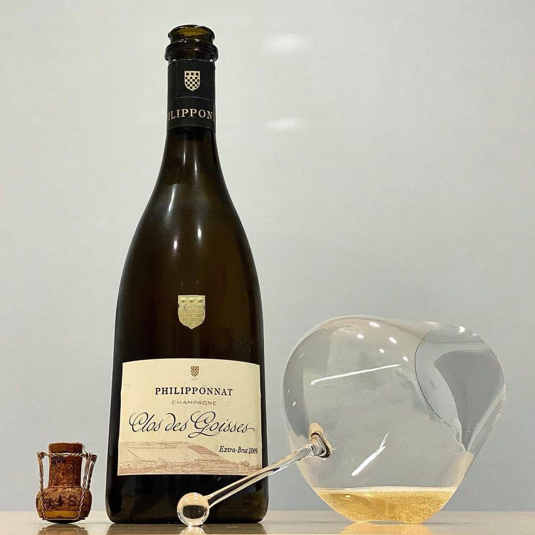 エンリケ・ソラ・クレメンテさんのインスタグラム写真 - (エンリケ・ソラ・クレメンテInstagram)「Clos des Goisses Extra-Brut 2009, Champagne Philipponnat. Puro placer para los sentidos. El primer Clos y el primer terroir que se vinifica y se mezcla por separado. Situado en Mareuil-sur-Ay, es único por sus pendientes extremadamente pronunciadas. Sus 5,5 hectáreas amuralladas no sólo son las más antiguas de Champagne, sino también las más escarpadas, a 45°. Su nombre ciertamente revela su verdadera naturaleza; en el antiguo dialecto, “Gois o Goisse” significa una pendiente muy pronunciada. Vinificado parcialmente en barricas de roble sin fermentación maloláctica, envejece durante unos 9 años en botella a una temperatura constante de 12°C en las históricas bodegas subterráneas de la Maison. 61% Pinot Noir y 39% Chardonnay.  Degüelle: Marzo de 2018. Dosage: 4,5 gr/l. 19805 botellas. Degustado en Zalto Denk'Art Gravitas Omega Glass. Salud gente! Y que sigáis disfrutando del vino! • • • • • #vino #vin #vinho #вино #ワイン #紅酒 #wein #champagne #winelover #wineinfluencer #winetime #winecellar #wineporn #instawine #winetasting #sommelier #champagnelover #somm #closdesgoisses #closdesgoisses2009 #philipponnat #zalto #zaltify #comitechampagne #gois」1月11日 4時25分 - kike_sola