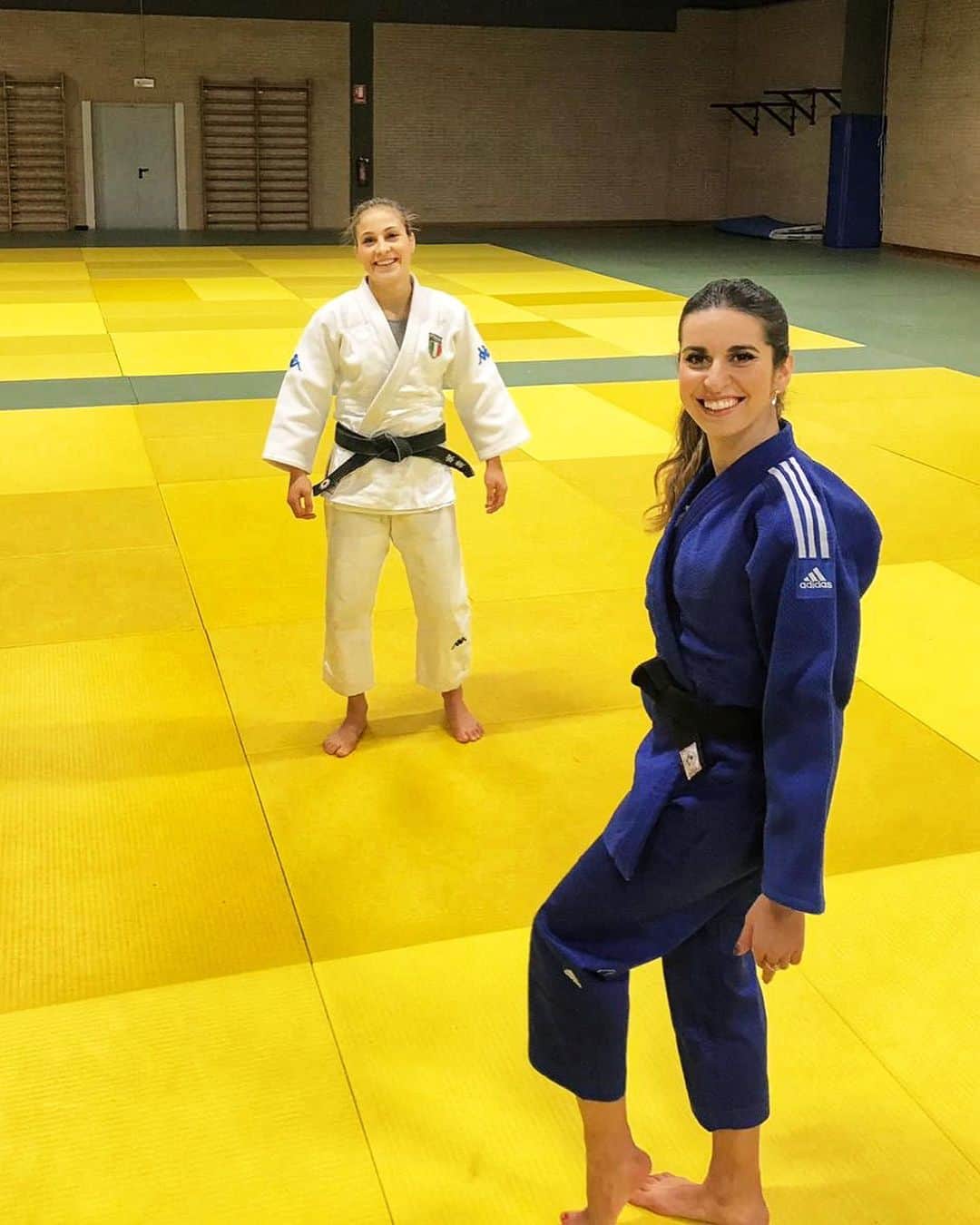 ヴァレンティーナ・マルケイのインスタグラム：「Cintura nera di comicità! 🥋 Domani alle 17.30 su @eurosportitalia la PENULTIMA puntata di #GIOCHIDARAGAZZE con @odygiuffrida 🥈alle Olimpiadi di Rio 2016 nel judo!  Diapositive della trasferta📸 Foto 1 : sorrisoni prima di prenderle forte #strano 🥋  Foto 2 : Ostia beach 🏖  Foto 3 : tecnica MARCHEI, speriamo che @odygiuffrida domani a DOHA la usi per prenderle tutte a calci nel sedere 💪🏻 Foto 4 : io prima di scofanarmi qualsiasi cosa di tipicamente romano e uscirne BUZZICONA Foto 5 : io che faccio bruttissimo Foto 6 : finisce sempre tutto a tarallucci e vino  A domaniiii🚀♥️」