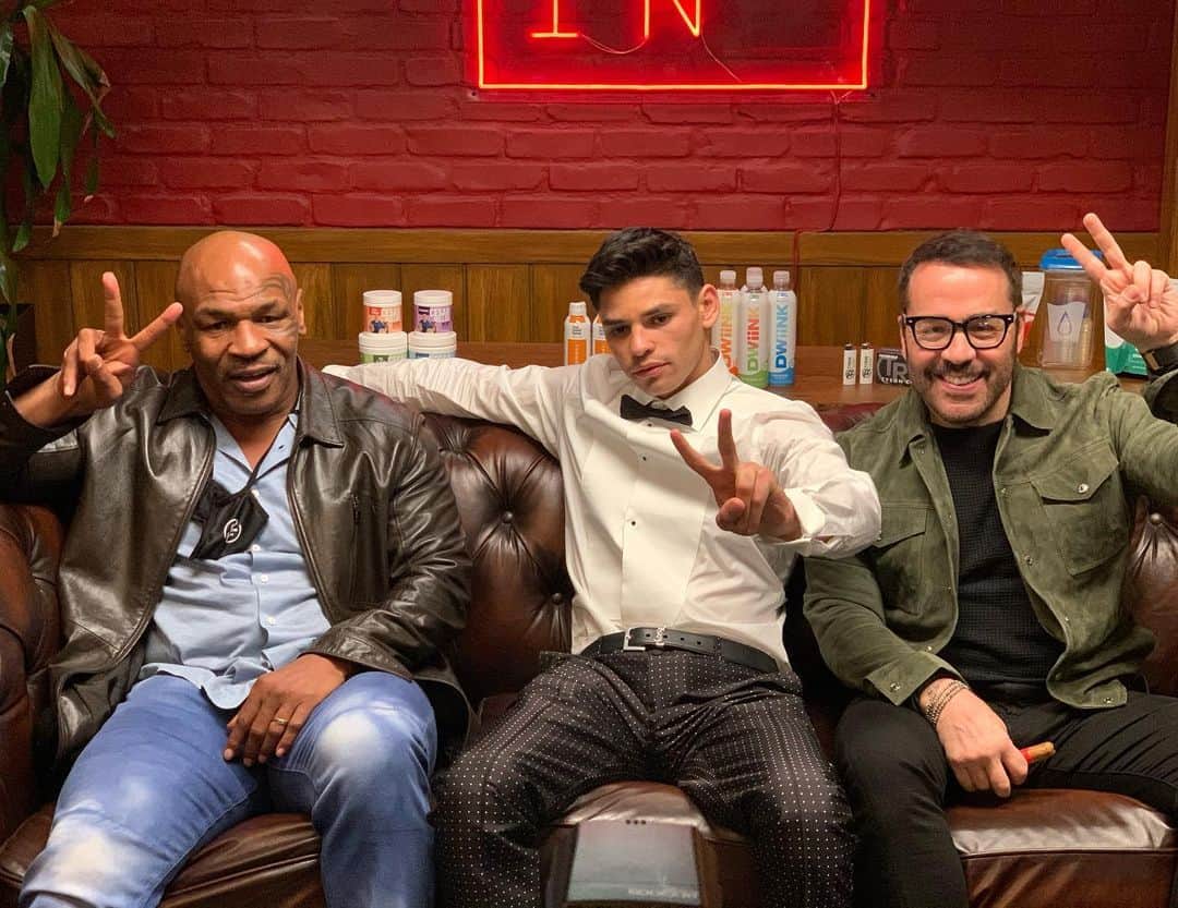 ジェレミー・ピヴェンのインスタグラム：「This kid is not afraid of the fight in any way shape or form… Not only does he call out the toughest guy in the division @gervontaa  he’s calling the round. Yes we are throwing up the peace sign and  Ryan’s calling for a knock out around two, thoughts? Yes he’s dressed for church yet calling for a funeral.」