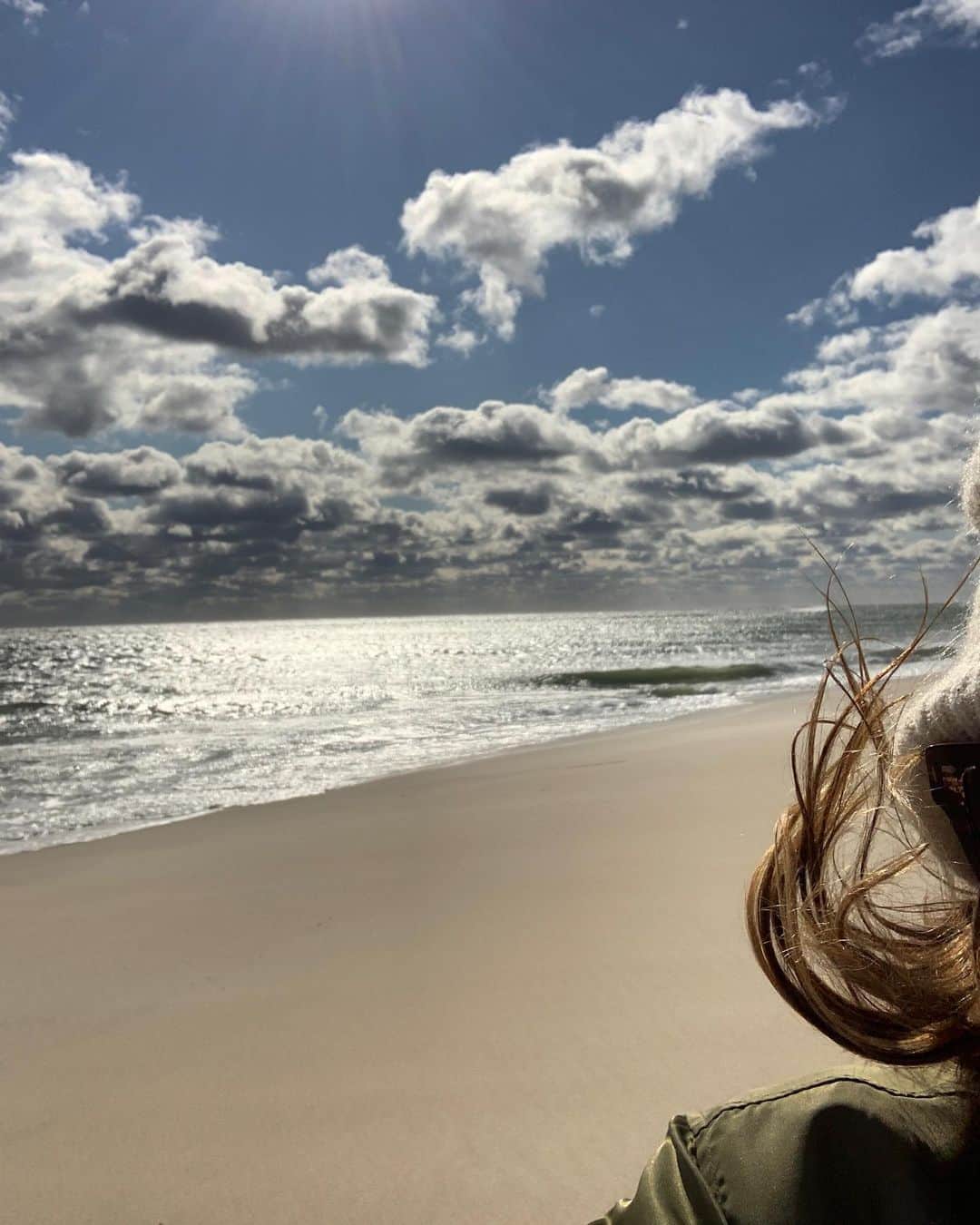 ジェニファー・エスポジートのインスタグラム：「Needed to feel the wind in my face today. Needed to be by the sea. Needed to be reminded that there is still tremendous beauty in the world.  It’s a dark time and we are at a pivotal moment. We can either go forward with no accountability and accept that this is who we are. Or we can take our lessons, our history of injustice and take a stand and BE BETTER. We cannot change what we don’t acknowledge. We cannot go forward without accountability- for once.  Take some time to breath.」