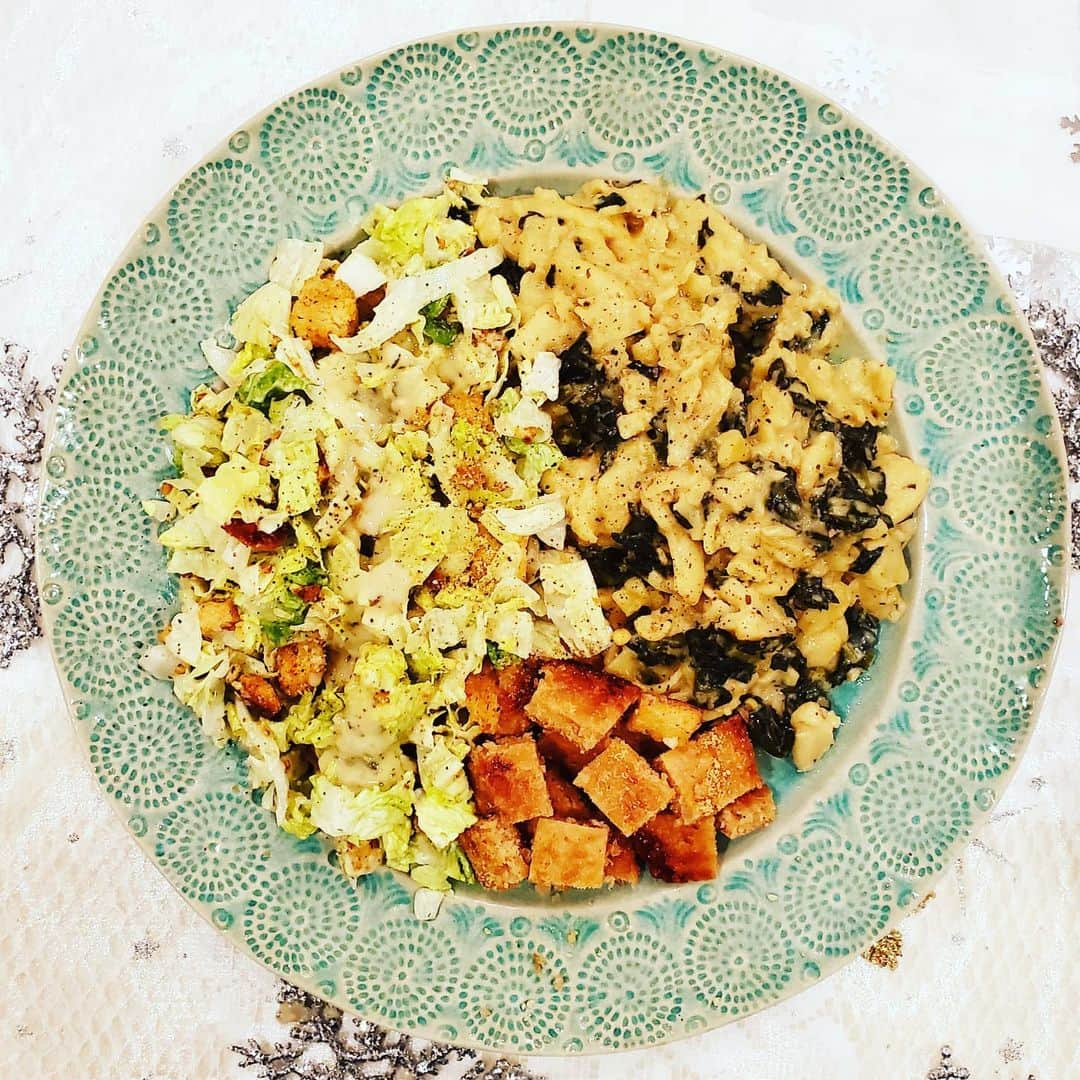 ガソリングラマーさんのインスタグラム写真 - (ガソリングラマーInstagram)「PLANT BASED CKICKEN KALE MAC N CHEESE + RANCH SALAD #GASOLINEKITCHEN 🧀🥬🥗🍗 @macandyease @ieatgrassdotcom #macncheese #macaroniandcheese #veganmacandcheese #lacinatokale  @oatly #oatmilk  @b4thebutcher uncut #chickenpatty  @noicefoods #manitouranch  @kellyscroutons #croutons  #LETTUCE  @gopalshealthfoods #rawmesan #vegan #veganfood #whatveganseat #plantbased #vegetarian #VEGANGOOD #vegansofig #veganfoodie #foodie #plantbased #plantbasedfood #plantbasedfoodie @gasolineglamour #gasolineglamour  @gtfoitsvegan  #gtfoitsvegan #macandyease」1月11日 4時50分 - gasolineglamour