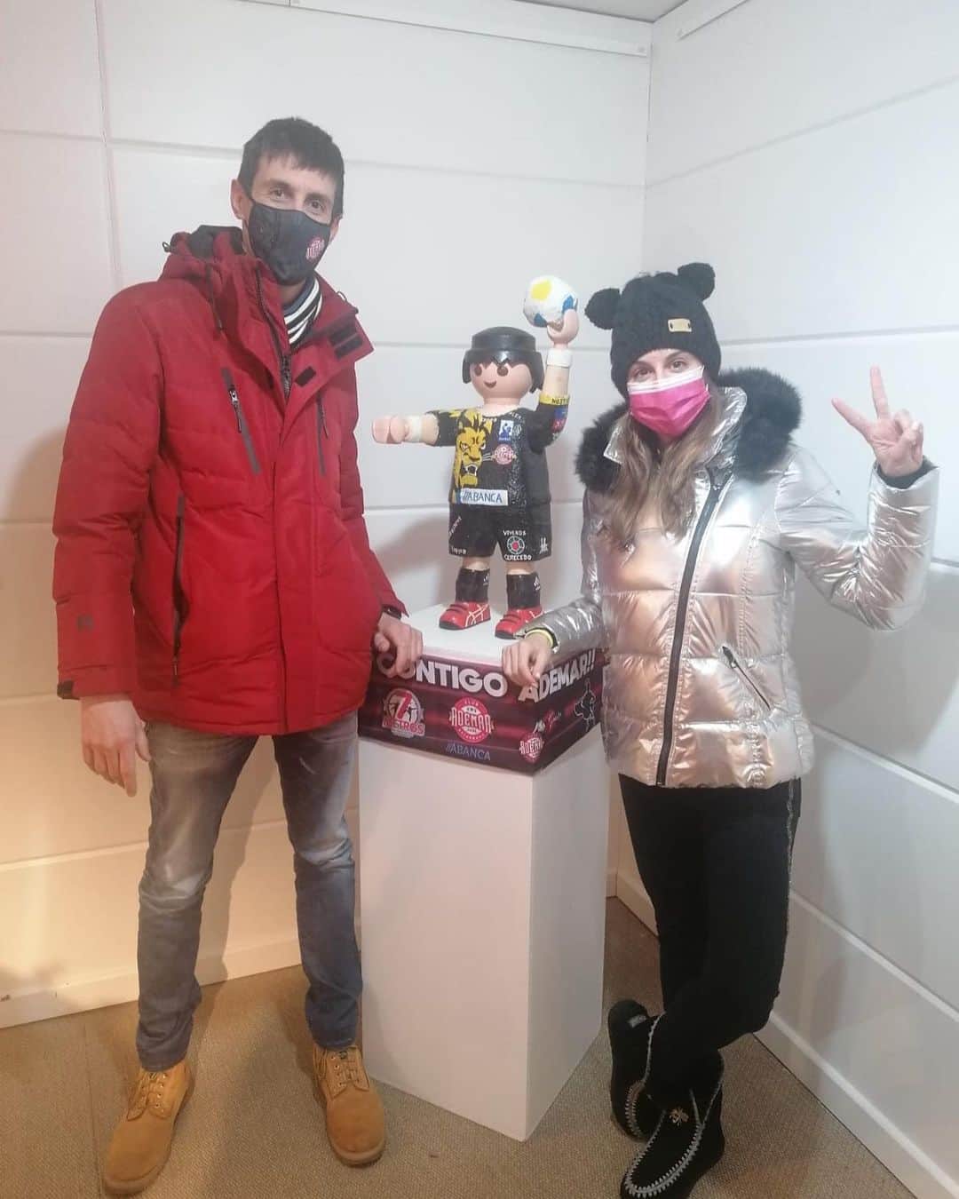 カロリナ・ロドリゲスのインスタグラム：「Hoy tuve la suerte de ver esta increíble exposición de mi amigo @josines_8 y sus @clicks_sport (LO SIENTO SOY UNA REZAGADA QUE HA IDO EL ÚLTIMO DÍA) Es una obra de arte única, retrata de una manera original personajes de todo tipo y soy una privilegiada por lucir en mi casa una “Carol” con mazas en los JJOO de Rio 2016.」