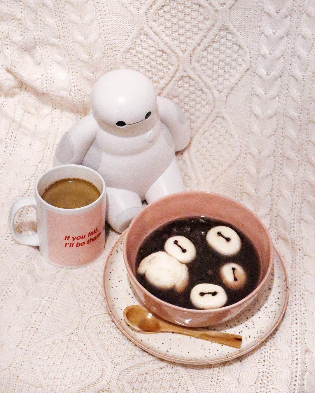 中島絢乃さんのインスタグラム写真 - (中島絢乃Instagram)「🤖🌸🍡﻿ ﻿ ﻿ 春高みたらなんかテンション上がって﻿ 眠れなくなってしまったので、、﻿ ＂ベイマックス汁粉＂﻿ 作ったよーーーっ🤖🌸🍡﻿ ﻿ ﻿ 白玉粉と絹豆腐をこねて、茹でて、 いつも通り顔を描けば完成(⚫︎ー⚫︎)🖌☁️﻿ ﻿ (いつになったらベイマックス以外を﻿ 描けるようになるのだろう💭←)﻿ ﻿ ﻿ ﻿ ﻿ 今日は成人の日🌸﻿ フォロワーさんに新成人の方はいるのかな？💫﻿ 𓂃 𓈒𓏸 ‎𓂃 𓈒𓏸 ‎𓂃 𓈒𓏸 ‎𓂃 𓈒𓏸 ‎𓂃 𓈒﻿ #disneysisters_jp#inmyroombyayanon﻿ #baymax#bighero6」1月11日 5時09分 - nakajima_ayano