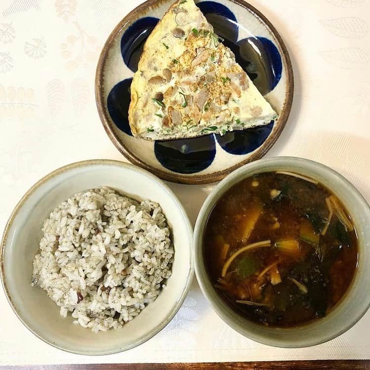 なでしこ健康生活さんのインスタグラム写真 - (なでしこ健康生活Instagram)「Repost from @nozomi_goto26   なでしこ健康生活﻿ ごはんライフ﻿ ﻿ なでしこブレンドをいれて炊飯するのが私の中の流行り﻿ ﻿ プチプチした食感がたまらなく美味しい。﻿ ﻿ 雑穀好きで、雑穀入れたご飯を食べていました。﻿ 普通の炊飯器では﻿ ハトムギや蕎麦の実、大麦などは少し固い食感で残るので、あんまり入れる事のなかった雑穀。﻿ 一晩浸水すれば柔らかくなりますが﻿ ﻿ フッと思い立って💡﻿ ご飯炊こう🍚﻿ と思って炊いたら、大抵固くなるのに、、、﻿ ﻿ なでしこ健康生活の炊飯器なら﻿ そんなことが無くて、ふっくら美味しい雑穀ご飯に炊きあがります。﻿ ﻿ それが何より嬉しくて﻿ そしてプチプチ感を楽しんでいます。﻿ ﻿ この日のお昼は突然思いつきで炊いた﻿ なでしこブレント入りの5分づき米に麻炭も混ぜています。﻿ ﻿ かぼちゃのお味噌汁と卵焼き﻿ ﻿ 晩ご飯のおかずが残ったら、﻿ なんでも卵と混ぜて、卵焼きにしちゃう！﻿ と言う手抜き料理😆﻿ でも、美味しいから許してもらおう🎶﻿ ﻿ ﻿ #なでしこ健康生活公式アンバサダー #なでしこ健康生活 #免疫アップレシピ　#宅メシ　#酵素玄米  #酵素玄米炊飯器　#発芽玄米炊飯器　#発酵発芽玄米 #発芽酵素玄米  #発酵玄米 #寝かせ玄米 #酵素玄米ごはん　#玄米　#玄米酵素ブレンド　#炊飯器レシピ　#発酵食　#玄米食 #おうちごはん #オーガニック #免疫力アップ #インナービューティー #腸活 #健康美食 #ローフード #ベジ #ビューティーソウルフード #ビューティーソウルフードデザイナー﻿ @nadeshiko_healthy_life﻿ @beaty_soulfood_nozomi﻿ @nozomi_goto26」1月11日 5時09分 - nadeshiko_healthy_life