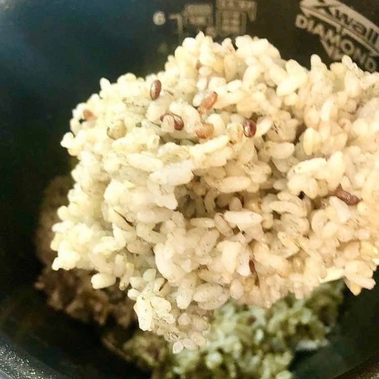 なでしこ健康生活さんのインスタグラム写真 - (なでしこ健康生活Instagram)「Repost from @nozomi_goto26   なでしこ健康生活﻿ ごはんライフ﻿ ﻿ なでしこブレンドをいれて炊飯するのが私の中の流行り﻿ ﻿ プチプチした食感がたまらなく美味しい。﻿ ﻿ 雑穀好きで、雑穀入れたご飯を食べていました。﻿ 普通の炊飯器では﻿ ハトムギや蕎麦の実、大麦などは少し固い食感で残るので、あんまり入れる事のなかった雑穀。﻿ 一晩浸水すれば柔らかくなりますが﻿ ﻿ フッと思い立って💡﻿ ご飯炊こう🍚﻿ と思って炊いたら、大抵固くなるのに、、、﻿ ﻿ なでしこ健康生活の炊飯器なら﻿ そんなことが無くて、ふっくら美味しい雑穀ご飯に炊きあがります。﻿ ﻿ それが何より嬉しくて﻿ そしてプチプチ感を楽しんでいます。﻿ ﻿ この日のお昼は突然思いつきで炊いた﻿ なでしこブレント入りの5分づき米に麻炭も混ぜています。﻿ ﻿ かぼちゃのお味噌汁と卵焼き﻿ ﻿ 晩ご飯のおかずが残ったら、﻿ なんでも卵と混ぜて、卵焼きにしちゃう！﻿ と言う手抜き料理😆﻿ でも、美味しいから許してもらおう🎶﻿ ﻿ ﻿ #なでしこ健康生活公式アンバサダー #なでしこ健康生活 #免疫アップレシピ　#宅メシ　#酵素玄米  #酵素玄米炊飯器　#発芽玄米炊飯器　#発酵発芽玄米 #発芽酵素玄米  #発酵玄米 #寝かせ玄米 #酵素玄米ごはん　#玄米　#玄米酵素ブレンド　#炊飯器レシピ　#発酵食　#玄米食 #おうちごはん #オーガニック #免疫力アップ #インナービューティー #腸活 #健康美食 #ローフード #ベジ #ビューティーソウルフード #ビューティーソウルフードデザイナー﻿ @nadeshiko_healthy_life﻿ @beaty_soulfood_nozomi﻿ @nozomi_goto26」1月11日 5時09分 - nadeshiko_healthy_life