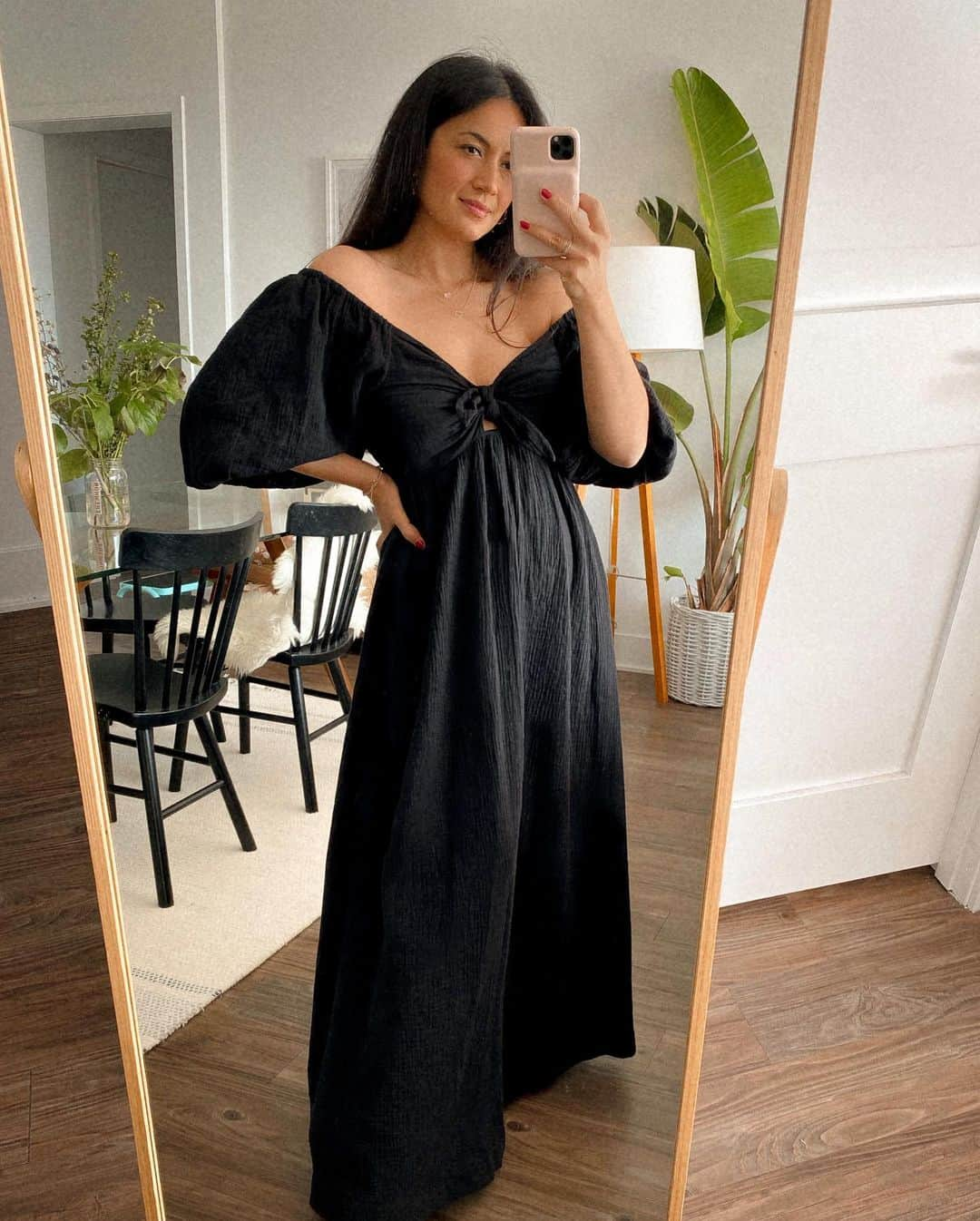 Bianca Cheah Chalmersのインスタグラム：「Which dress? Swipe across... I’ve been binge watching Bridgeton on Netflix and getting all the feels 🥰. It’s so addicting!  Wearing @seedheritage and @songofstyle from @revolve」