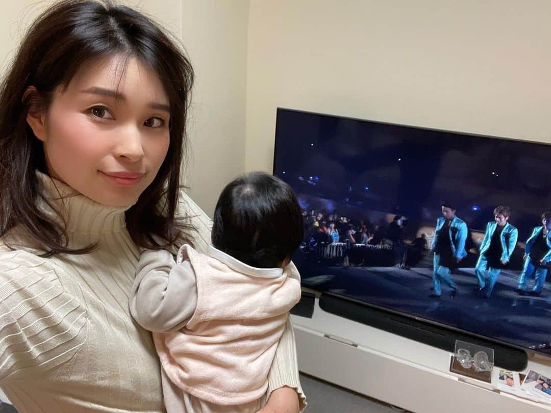 三佐和あやのインスタグラム：「ぱくちゃんはイケメン好き？  最近テレビをじーっとみるように. ちかちか 画面が次々かわるのが面白いのかしら？  松潤みてたり、佐藤健みてたり... 偶然かしら？😍  #babygirl #baby #2month #ベビフル#子育てグラム#成長記録#親バカ部 #月齢フォト  #スマイル育児 #育児日記 #ママリ #赤ちゃん #ヘビ #ベビー #ベビスタグラム #親バカ部 #親バカ #親バカ部ig_baby #令和2年ベビー   #コロナウイルスが早く終息しますように」