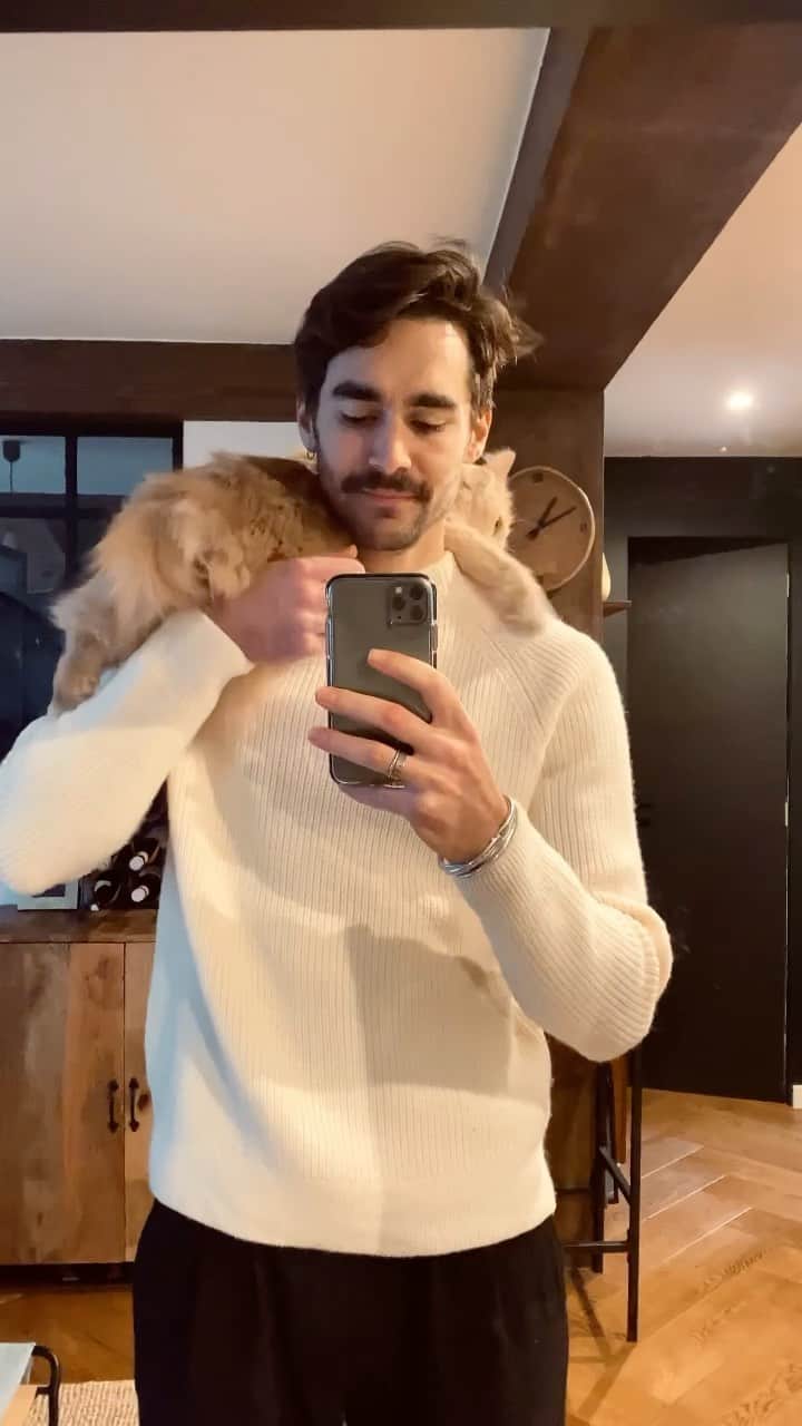 NICOLAS SIMOESのインスタグラム：「Don’t need to tell her to get up twice even if she bites 😹」